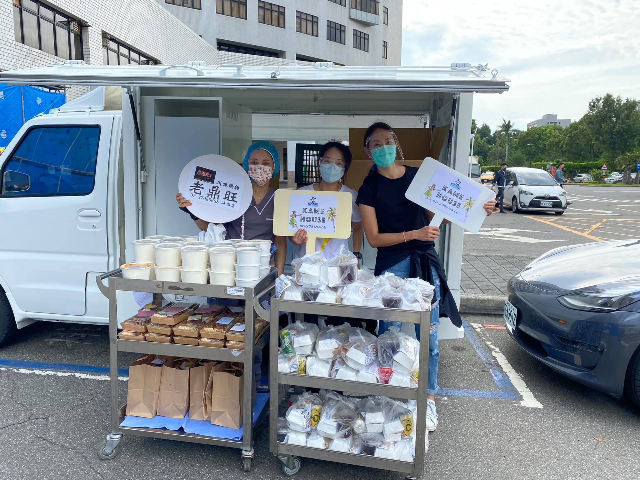 賈永婕（右）送100份便當到振興醫院。（翻攝賈永婕臉書）