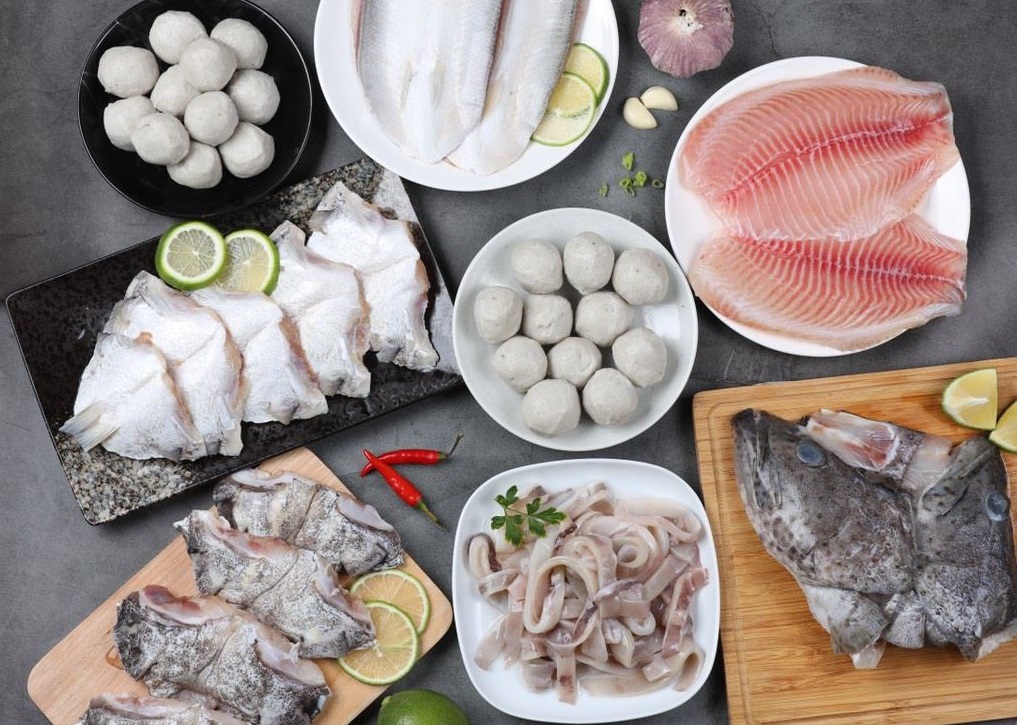 防疫套組內可以吃到各種魚類和魚丸，適合自煮。（高雄市政府提供）