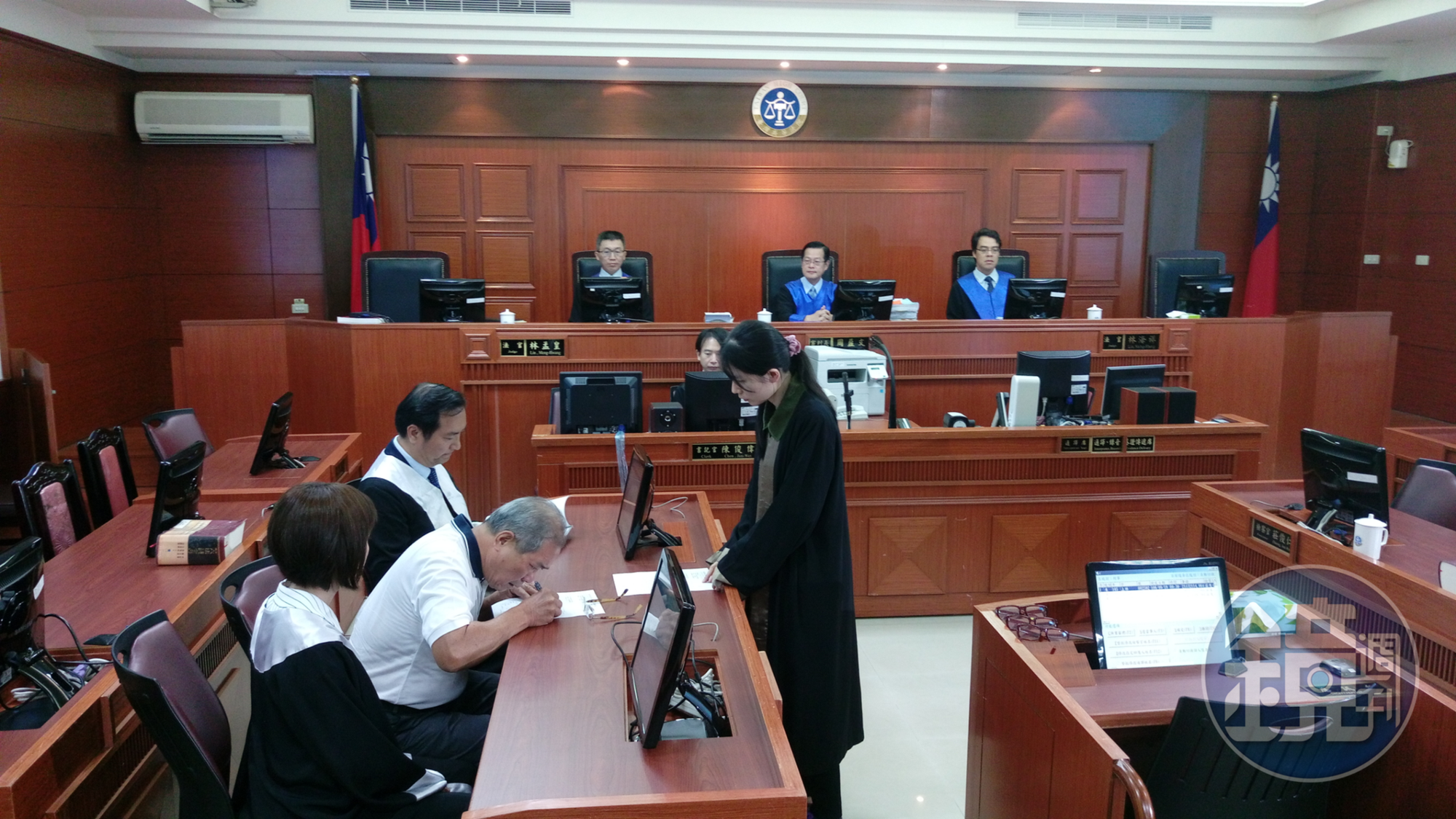 司法院在各法庭加裝裝視訊設備，以利疫情期間將遠距開庭；圖為高院法庭。（本刊資料照）