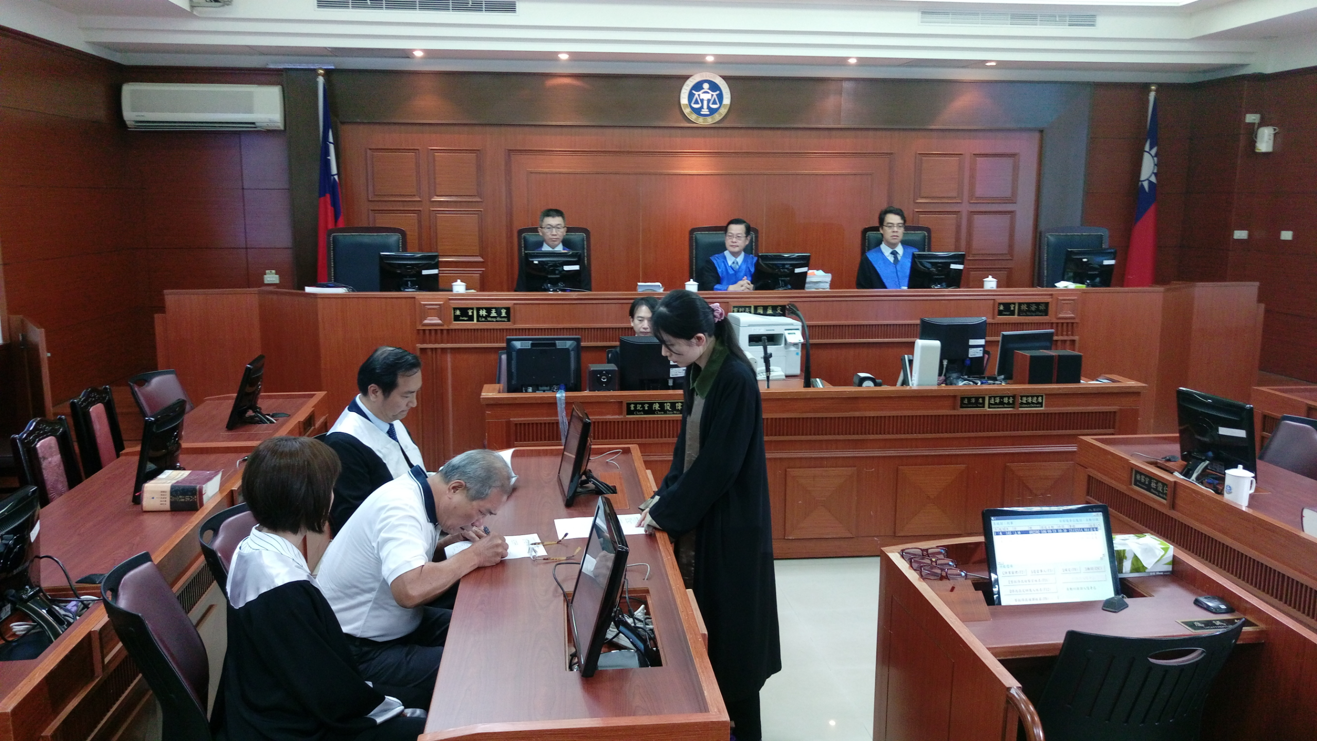 司法院在各法庭加裝裝視訊設備，以利疫情期間將遠距開庭；圖為高院法庭。（本刊資料照）