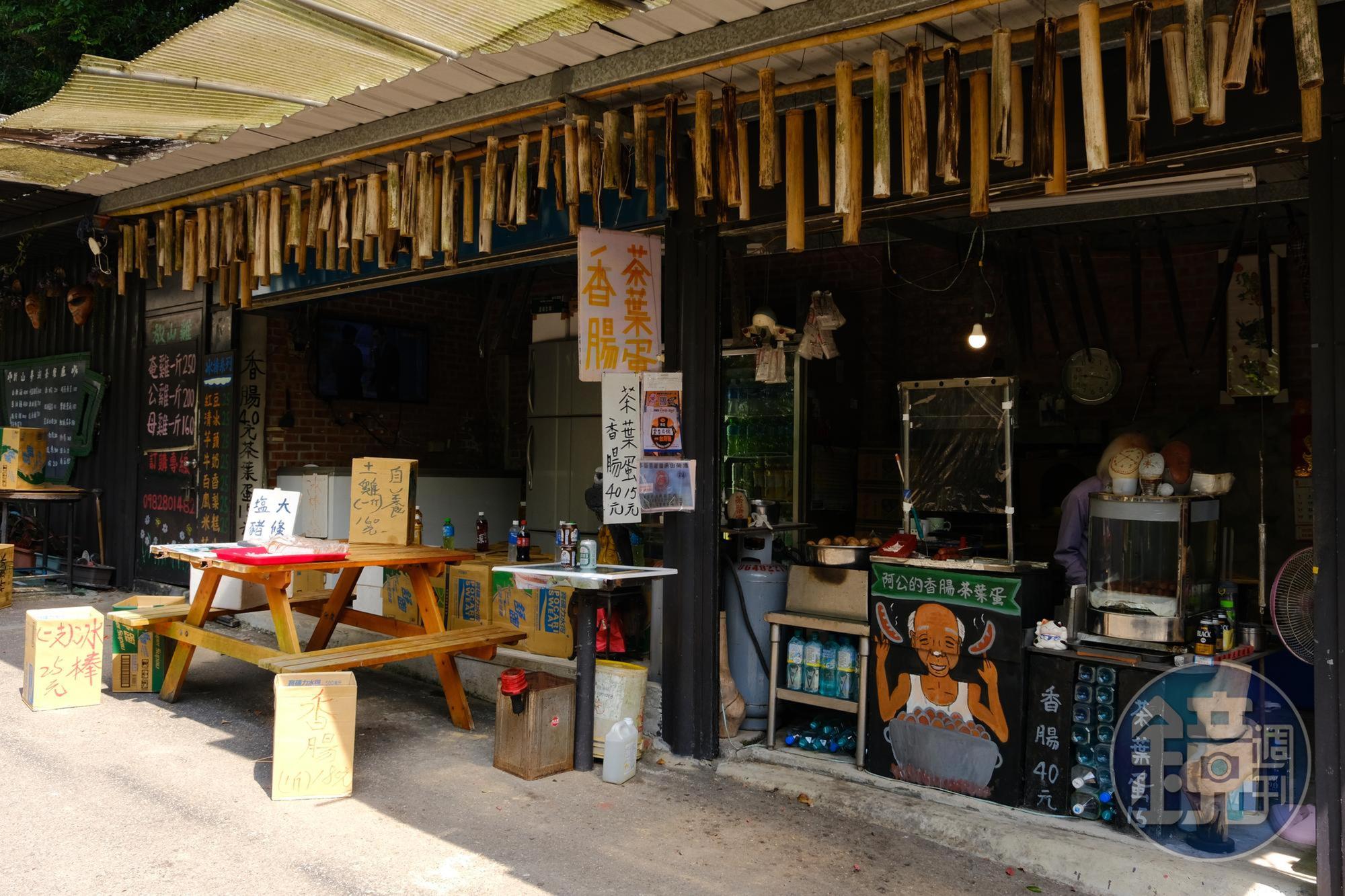 新山夢湖登山步道口的小店，販售一些點心，讓遊人可以補充體力。
