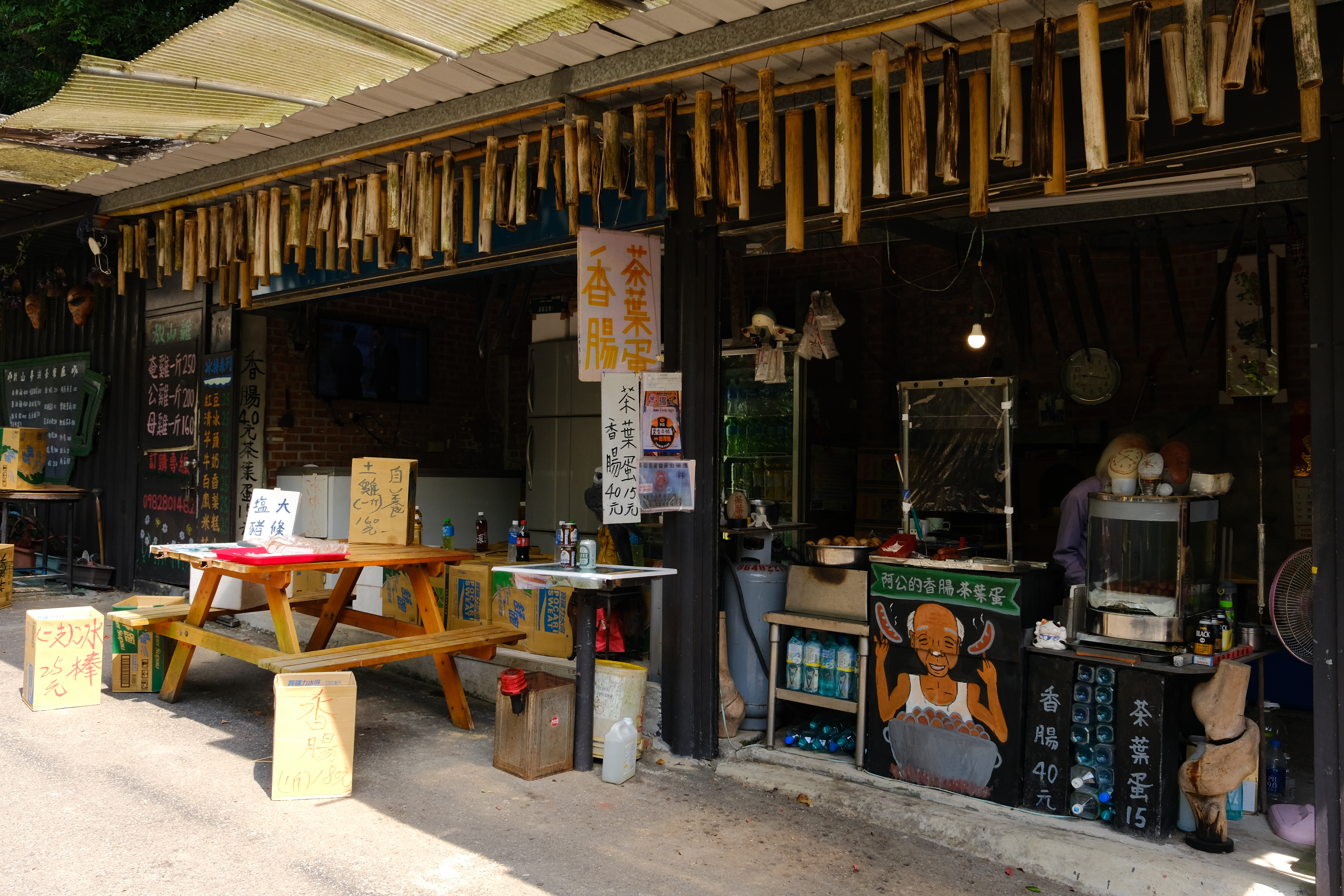 新山夢湖登山步道口的小店，販售一些點心，讓遊人可以補充體力。