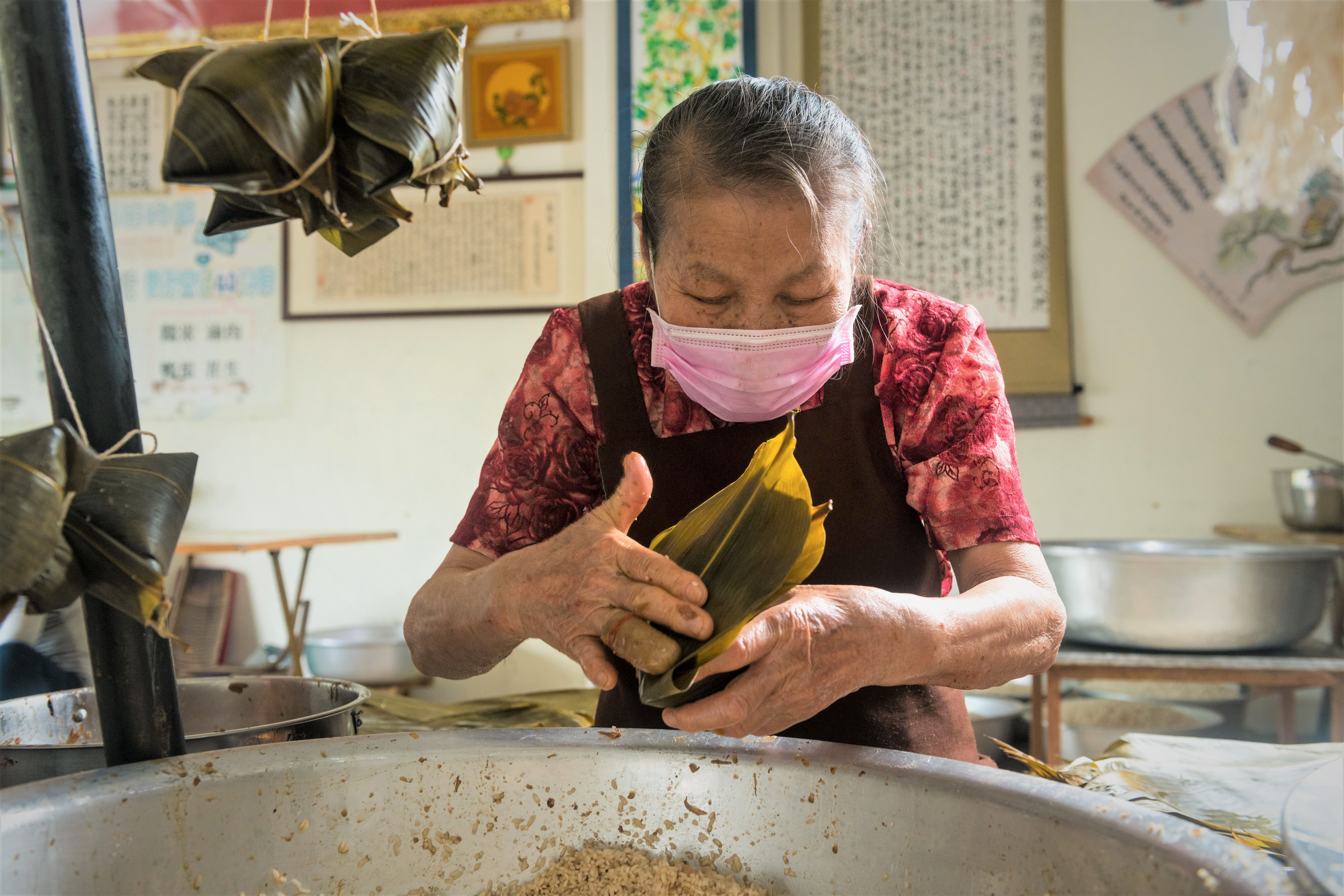 想討教好吃的粽子，台南友人口徑一致推崇阿嬤的手藝。