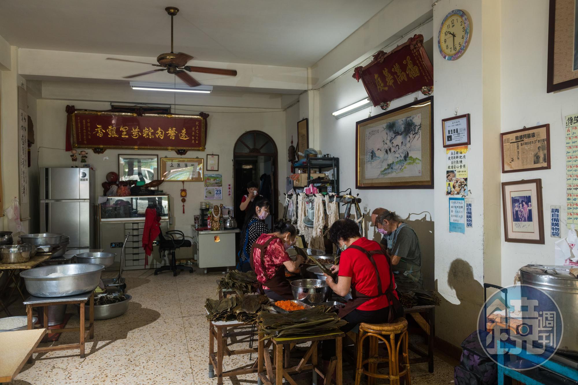 現代已經很少見到在家中大夥齊坐包粽的畫面。