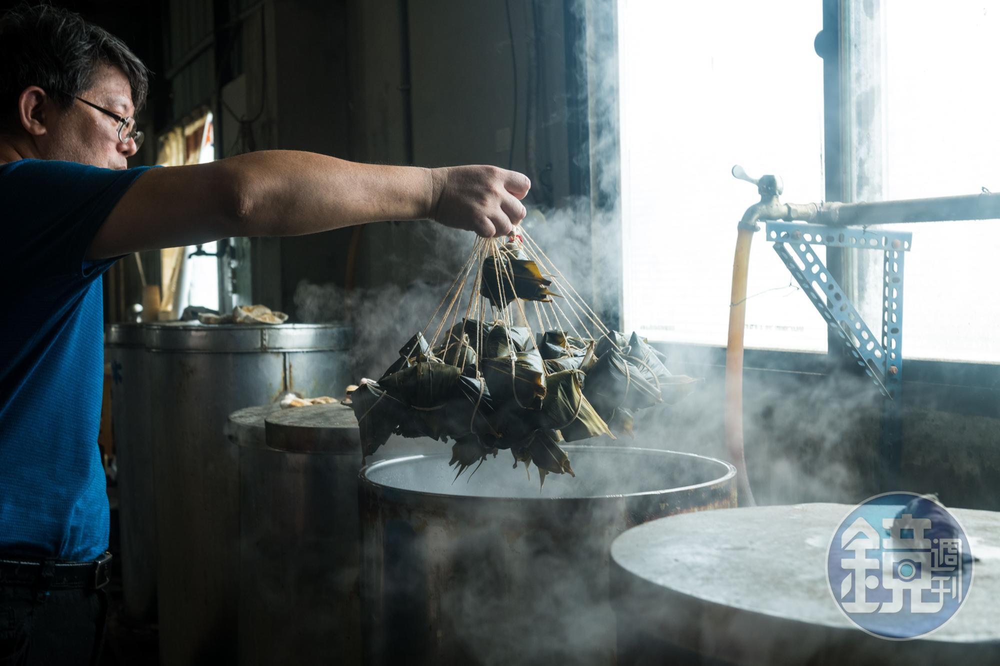 「遠馨阿婆肉粽」採標準的南部粽製法，包料綁粽後，整串粽子下鍋水煮。