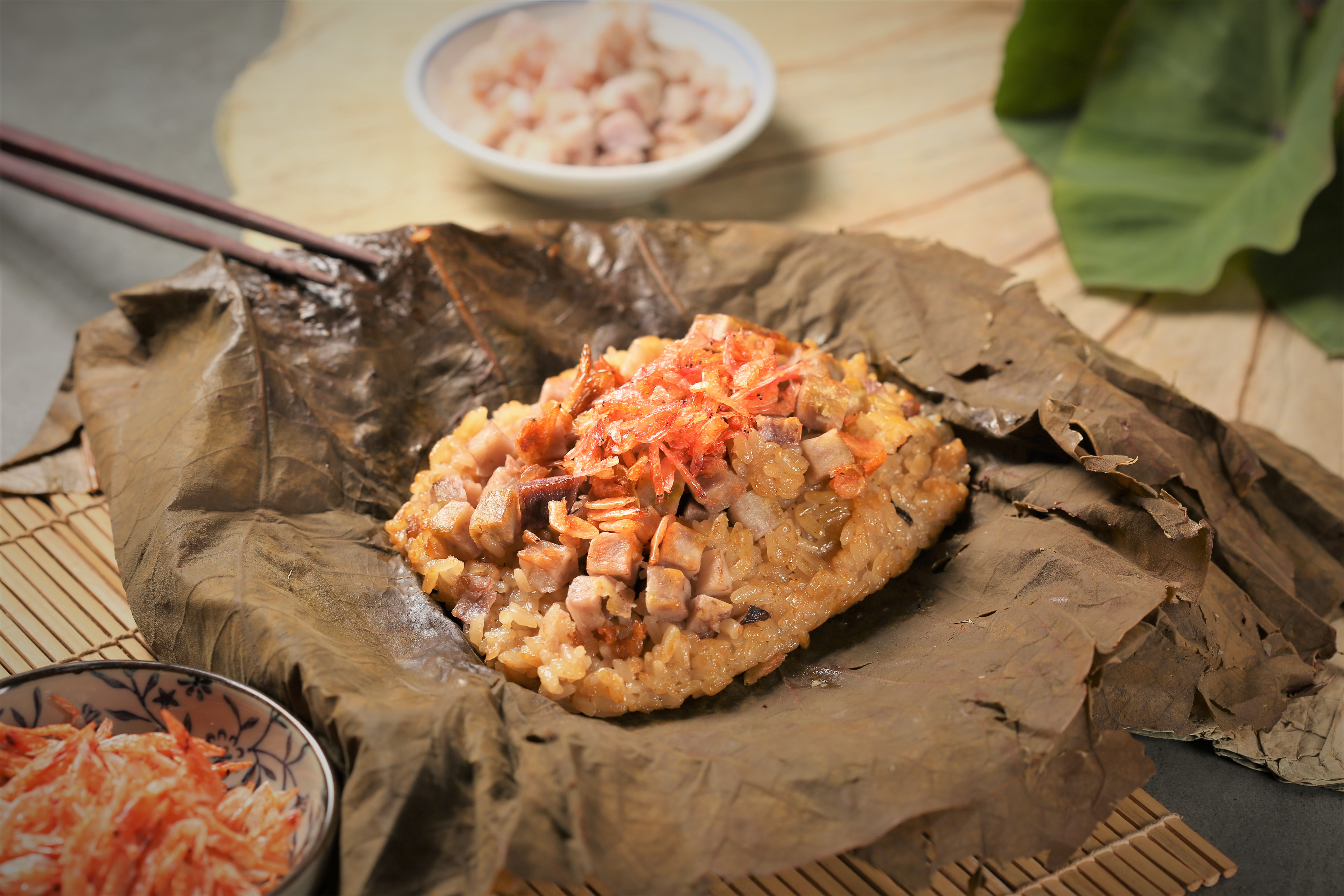 「荷葉櫻花紫玉粽」到了過年期間會變成更奢華的年菜款。