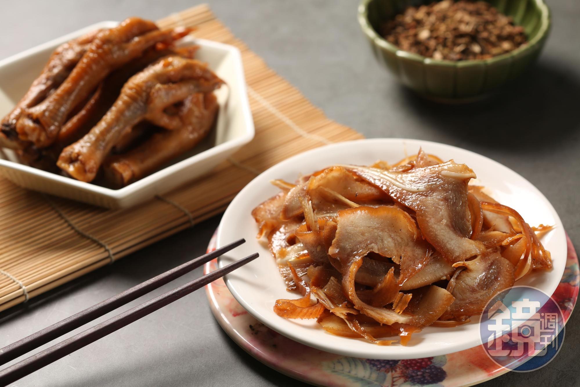 滷味「椒鹽豬耳」（右，60元／包）與「臘味鳳爪」（左，100元／包）都是人氣商品。