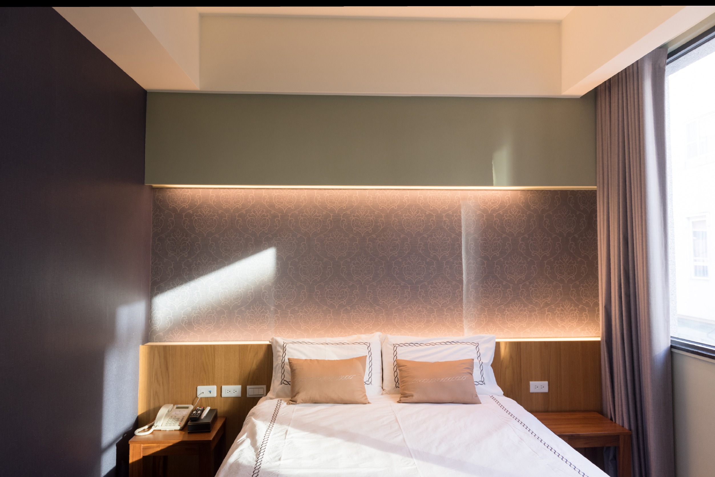 「天麗行館」出示醫療相關執照人員，當日售價8折，限電話訂房。（台南市觀旅局提供）