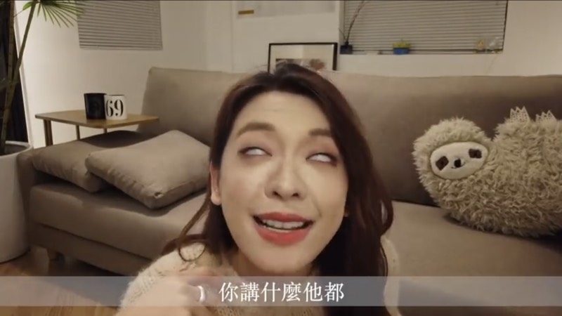 劉芒錄製影片時不怕搞笑扮醜,YouTube頻道在短短一年內迅速漲粉,如今已逼近50萬訂閱。(翻攝自Dcard)