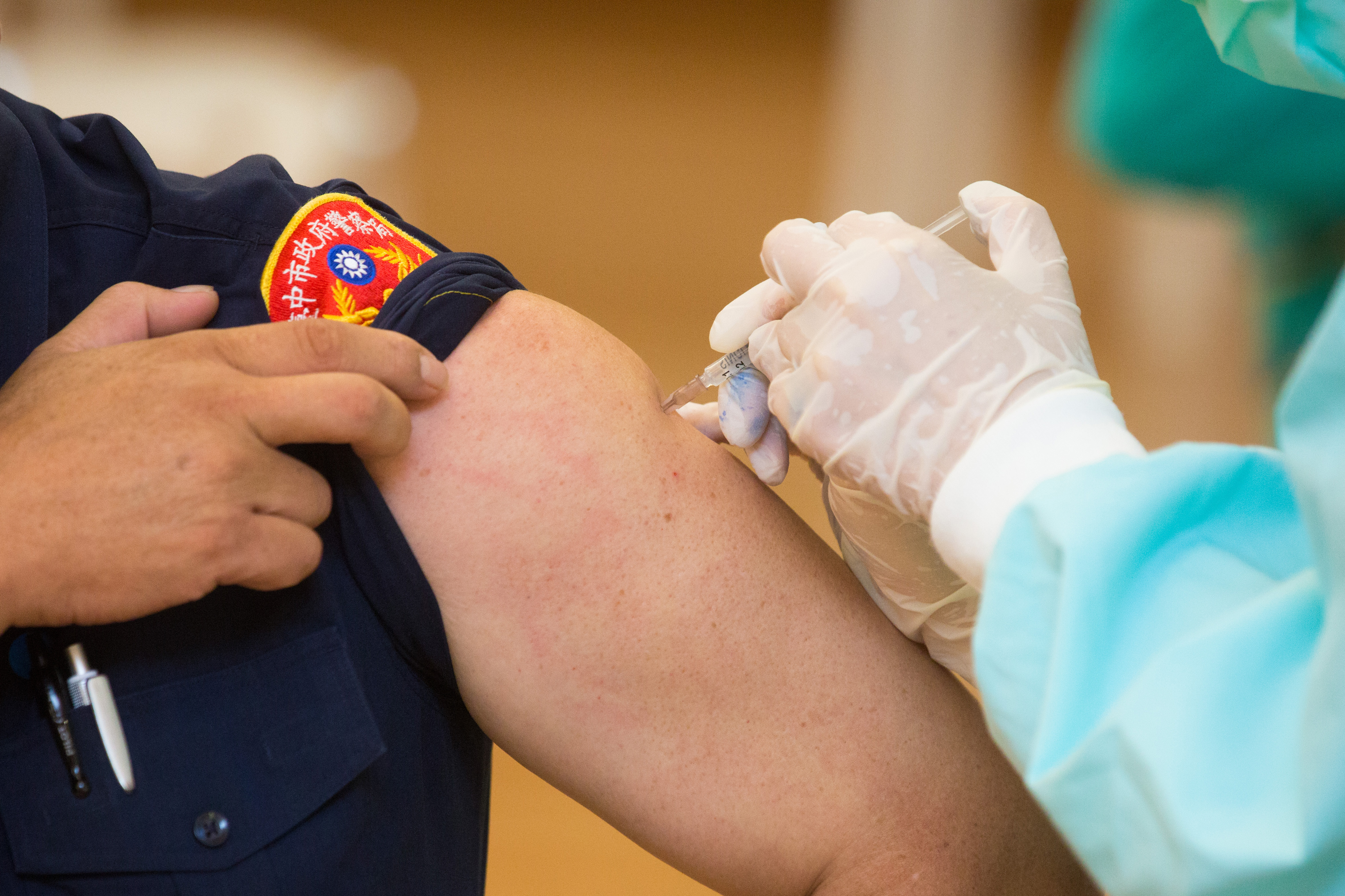 不論施打疫苗的醫護或警消人員一定會有造冊，疫苗打完一定要有名冊才能銷帳。；圖為台中警方施打疫苗。（本刊資料照）