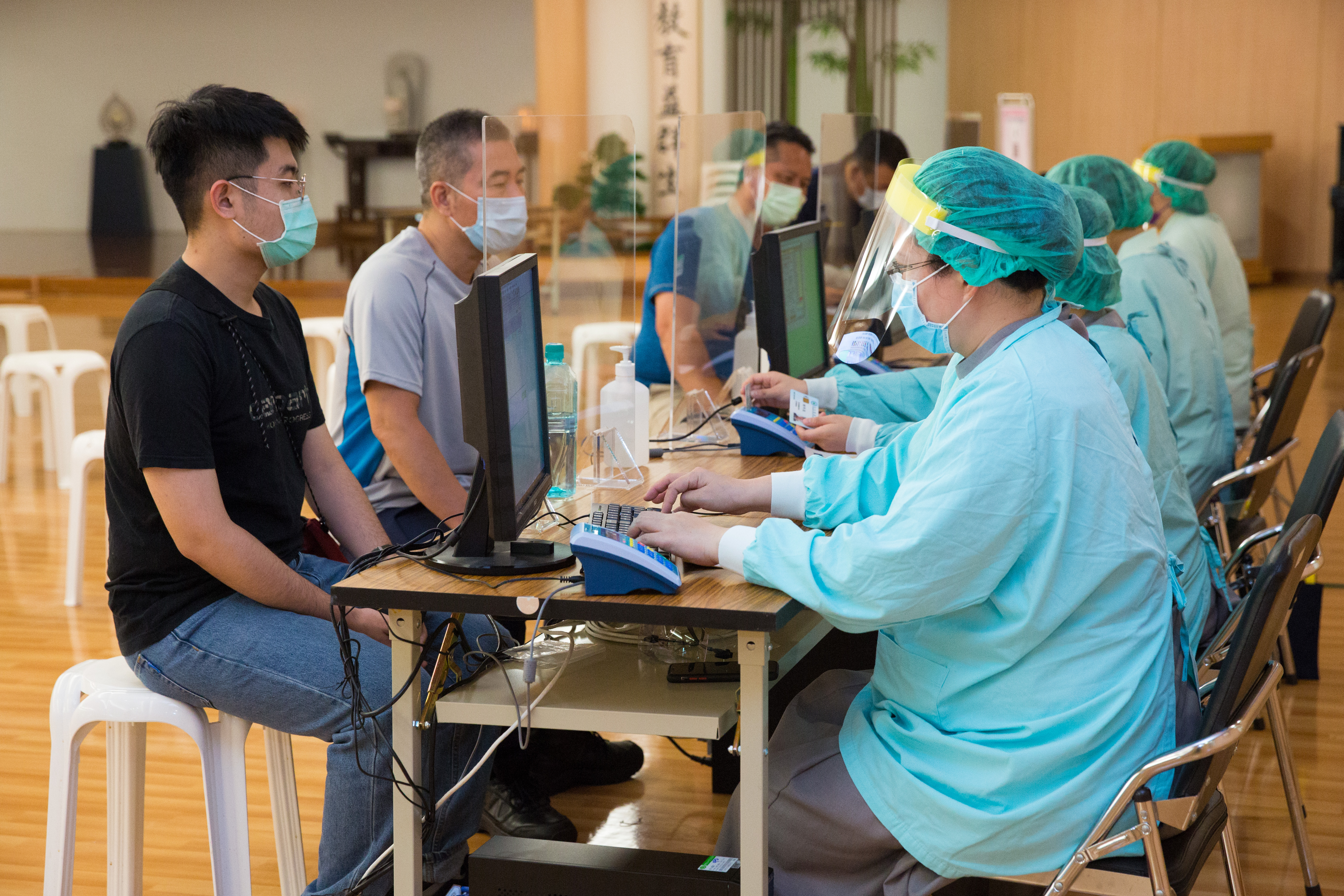 台大婦產科醫師透露，其實台北市醫護的疫苗施打率還不到一半；圖為台中警方接種疫苗。（本刊資料照）