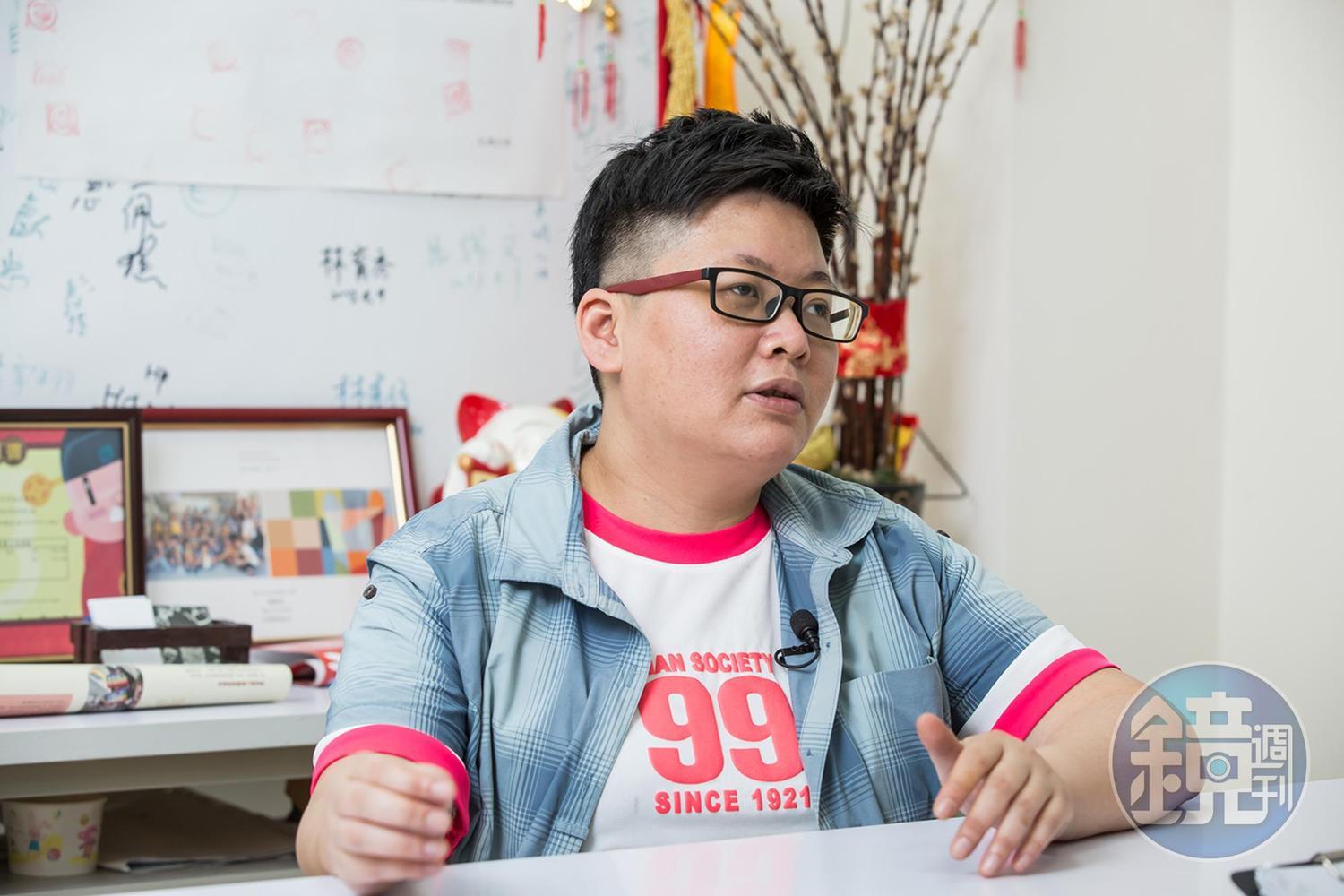 這波疫情在萬華爆發後，人稱「涼粉」的辜凱鈴立刻歇業，開始募集物資，幫助弱勢家庭與街友。