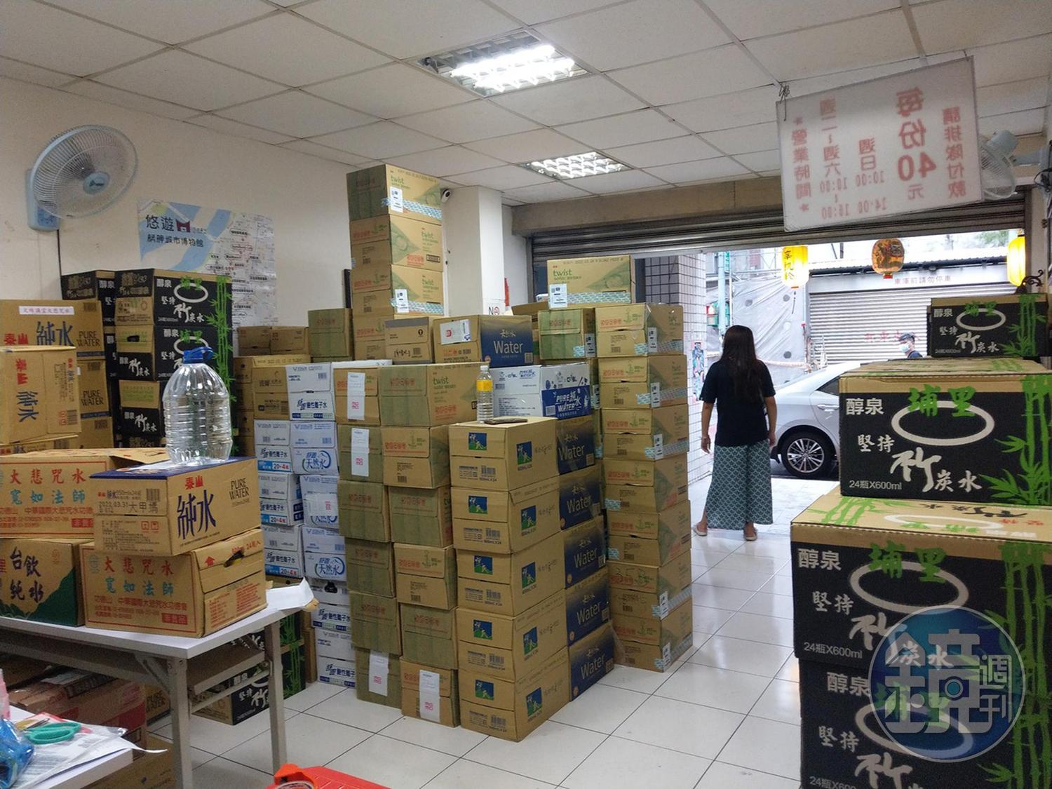 辜凱鈴在疫情爆發後，第一時間把店面變為物資集散地，每天會有上百樣東西、上百箱的水送進來又轉出去。