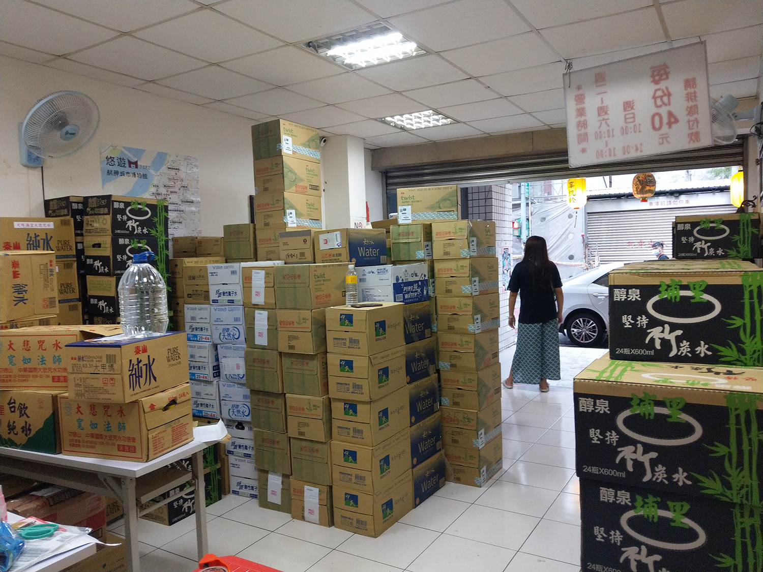 辜凱鈴在疫情爆發後,第一時間把店面變為物資集散地,每天會有上百樣東西、上百箱的水送進來又轉出去。