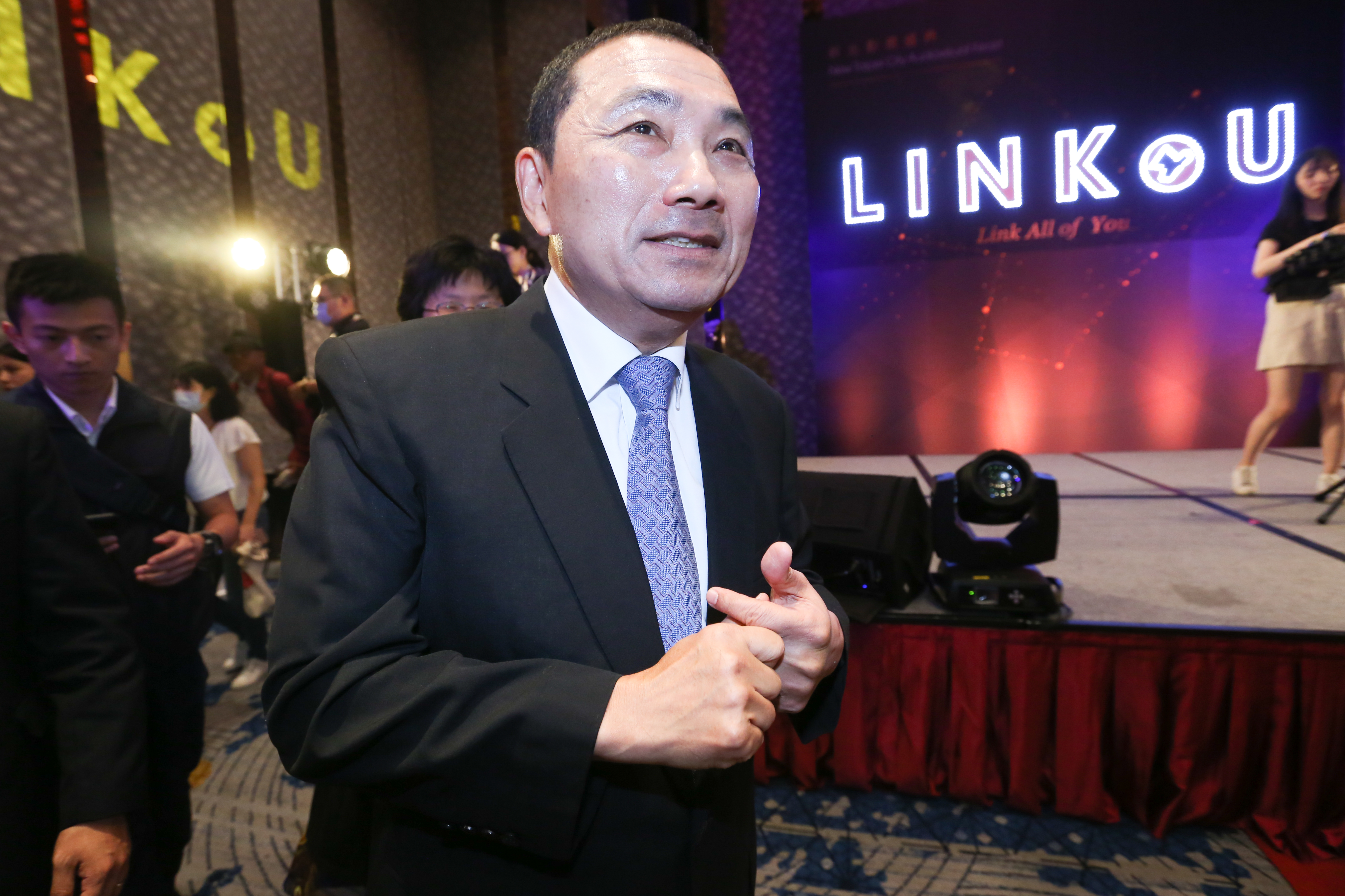 新北市長侯友宜今日宣布，新北市長照機構等單位的照顧者、被照顧者共3.4萬人，全面進行篩檢。（本刊資料照）