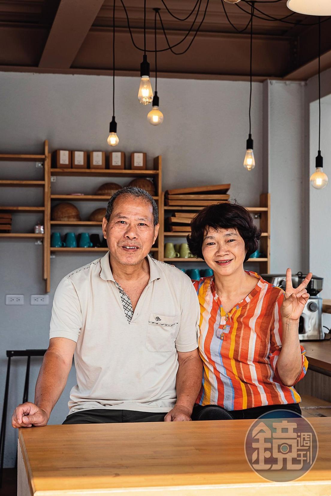 女主人羅淑滿（右）與先生一起經營「山林別苑旅店」。