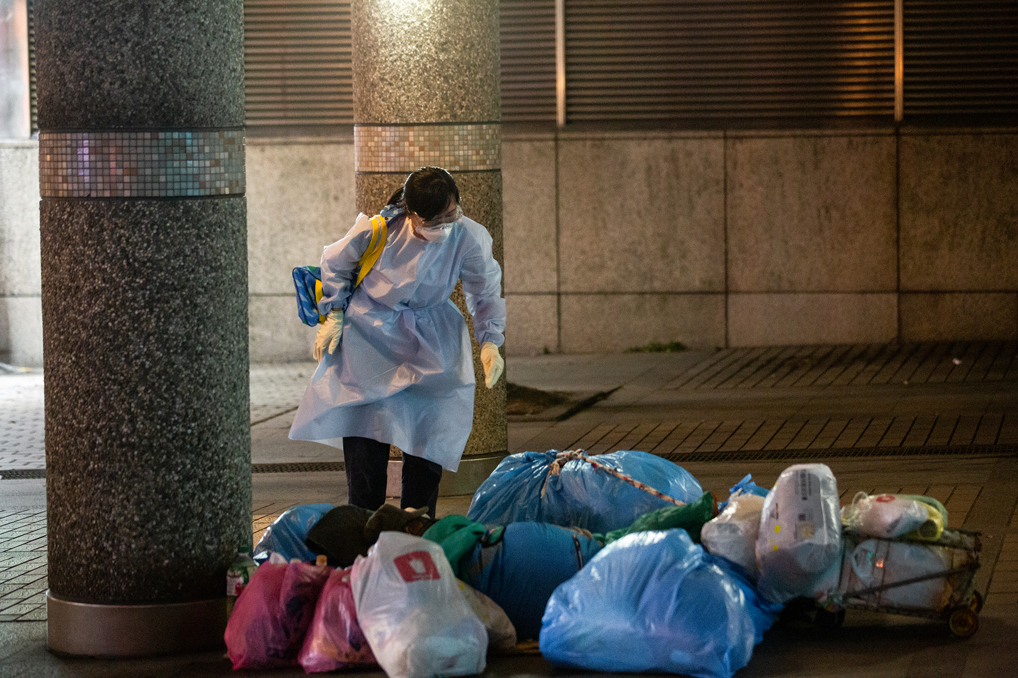 為了避免人與人的接觸，也為了減少遇到不友善的民眾，社福團體發送物資包時大多選在深夜。