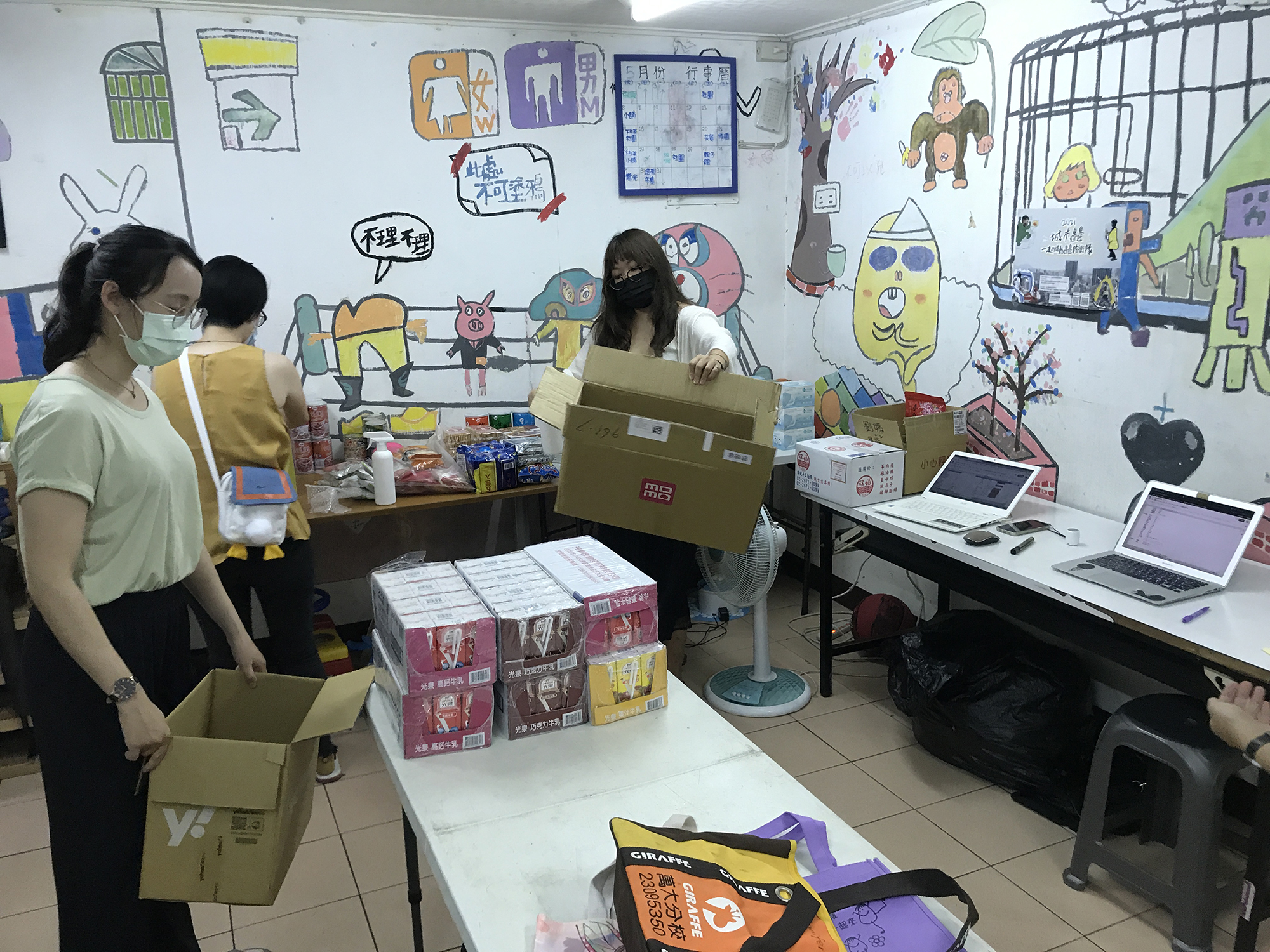 台灣社區實踐協會長期協助弱勢家庭兒少,這次也透過辜凱鈴幫忙,獲得許多物資可以協助個案。(台灣社區實踐協會提供)