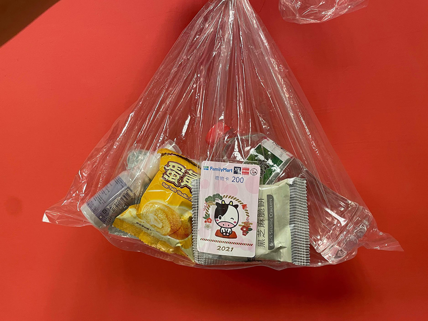 物資包內有瓶裝水、餅乾與消毒噴霧等,並募集便利商店禮品卡,提供受助者購買個人需求的物資。(取自林立青臉書)