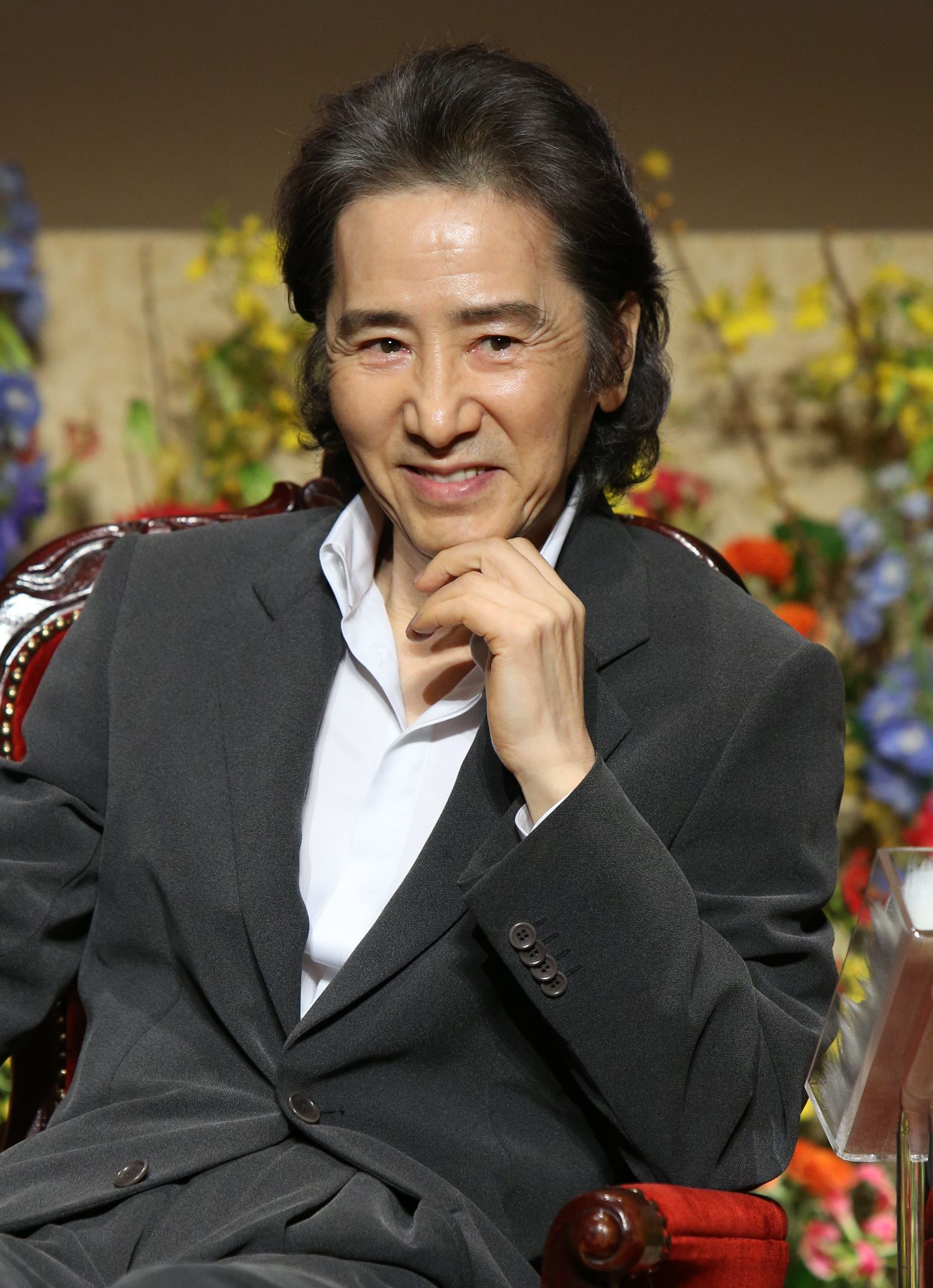田村正和在螢光幕前後都維持優雅形象,不輕易讓人他人看到自幾無防備的一面。(翻攝自《週刊文春》)
