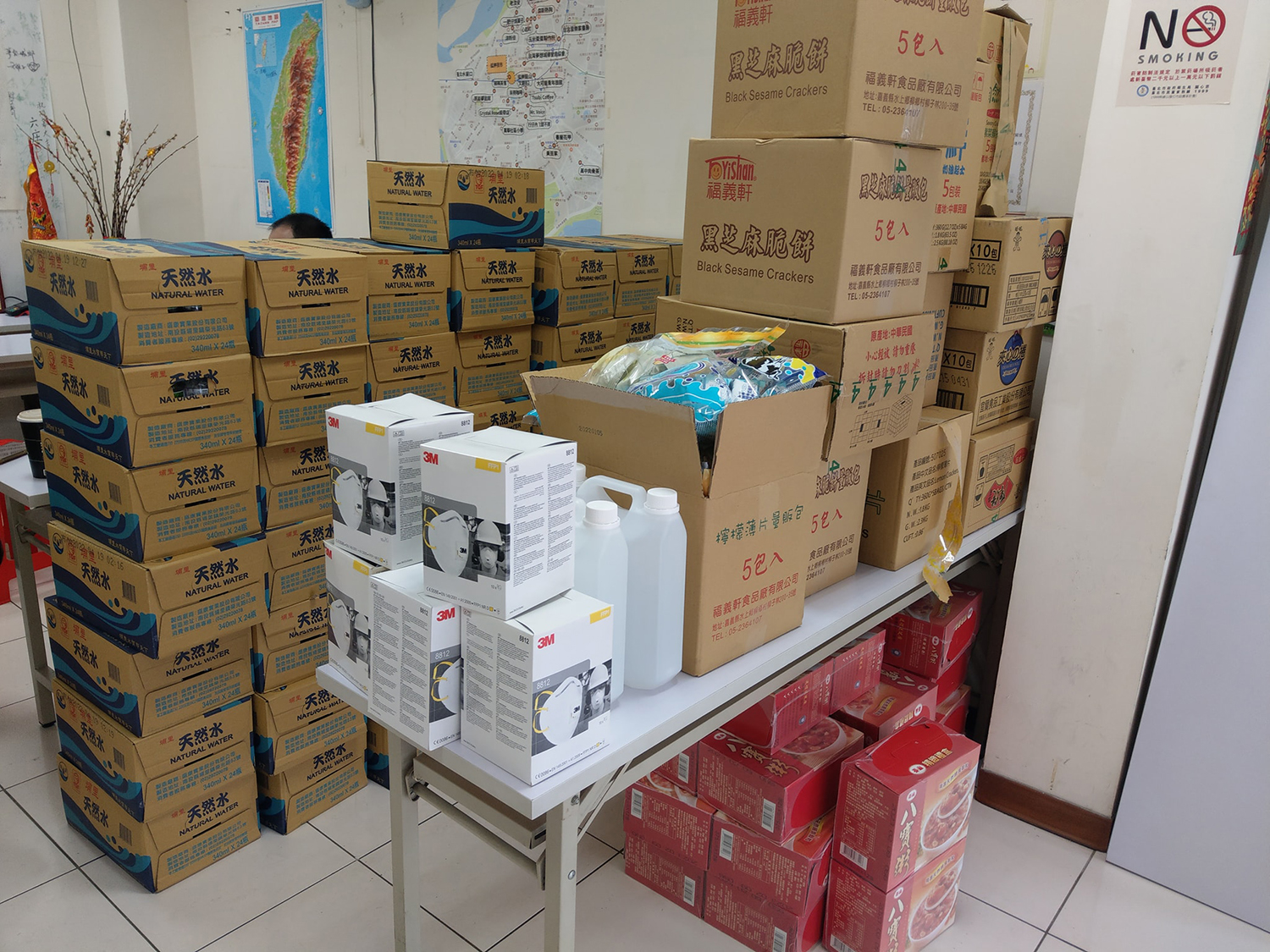 辜凱鈴在疫情爆發後，迅速把店面變為物資集散地，每天會有上百樣東西、 上百箱的水送進來又轉出去。（翻攝自辜凱鈴臉書）