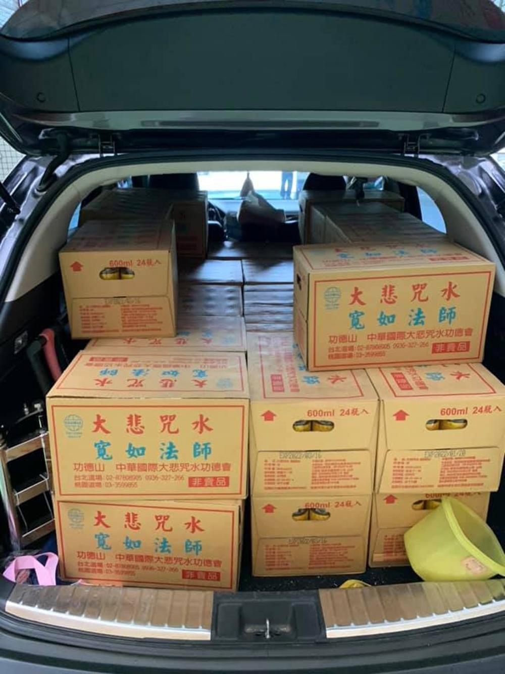 有佛教團體捐贈大悲咒水，除了滿足弱勢喝水的需求，也希望讓他們獲得祝福，心理安穩。（翻攝自林立青臉書）