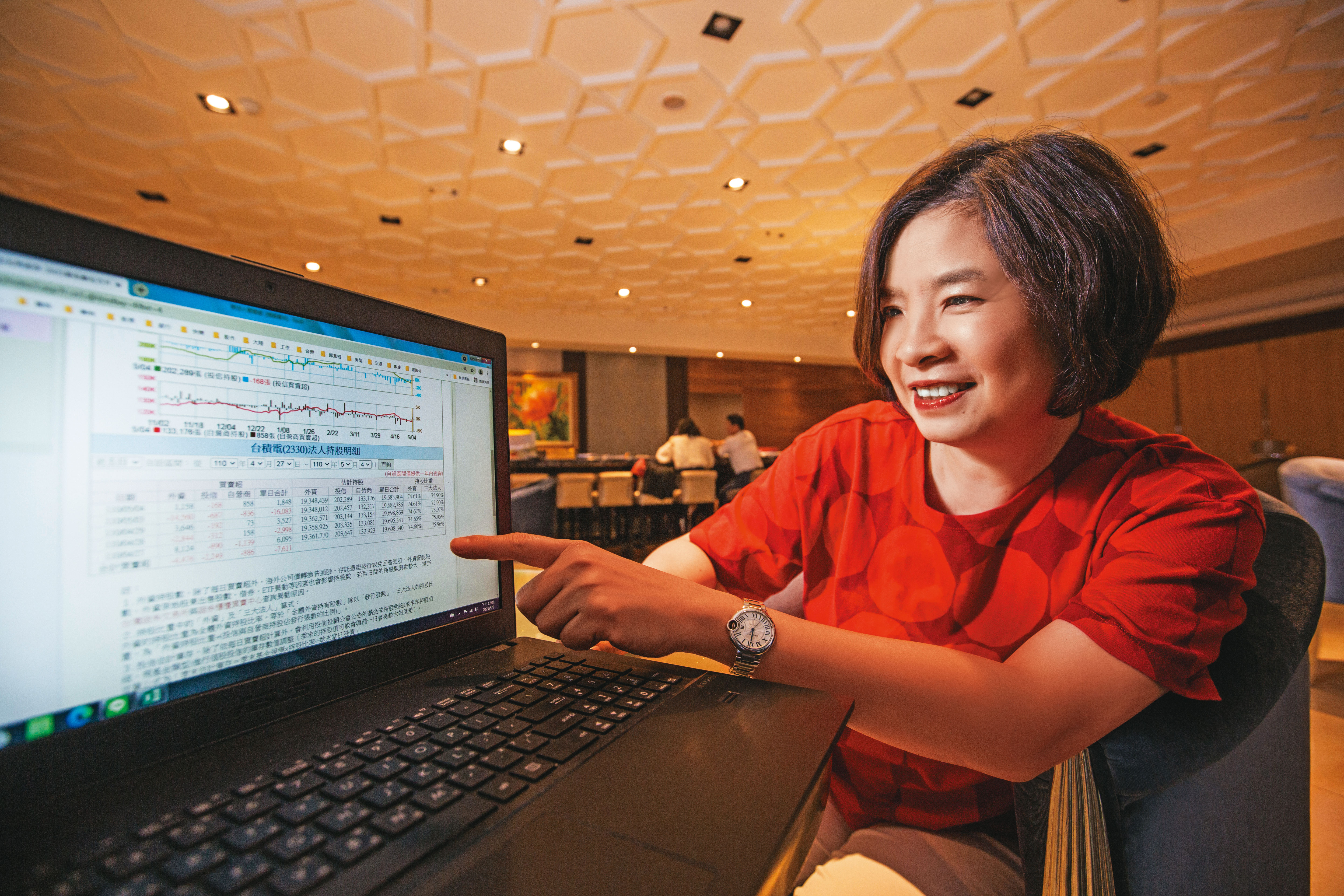 58歲的莊雅珍勇闖股海26年，如今每年從股市提款逾300萬元。