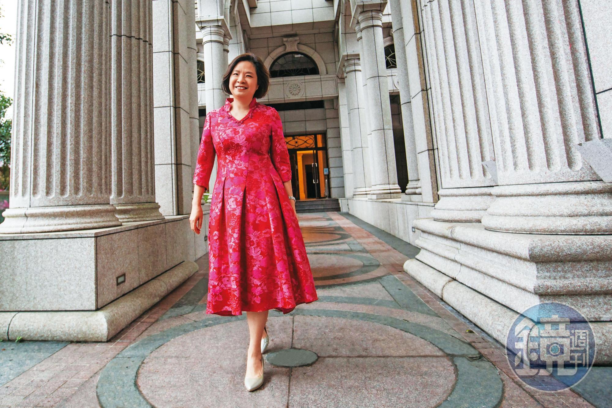 靠著紀律投資、長期持有,莊雅珍成功買下百坪夢想家園。