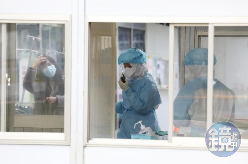 因近日雙和醫院醫療人員遭砍傷事件,第一線醫護的權益又再度成為話題。(本刊資料照)