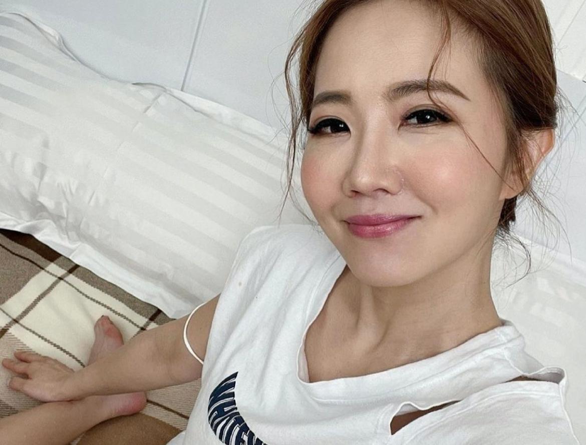 謝忻宅在家練琴。（翻攝自謝忻IG）