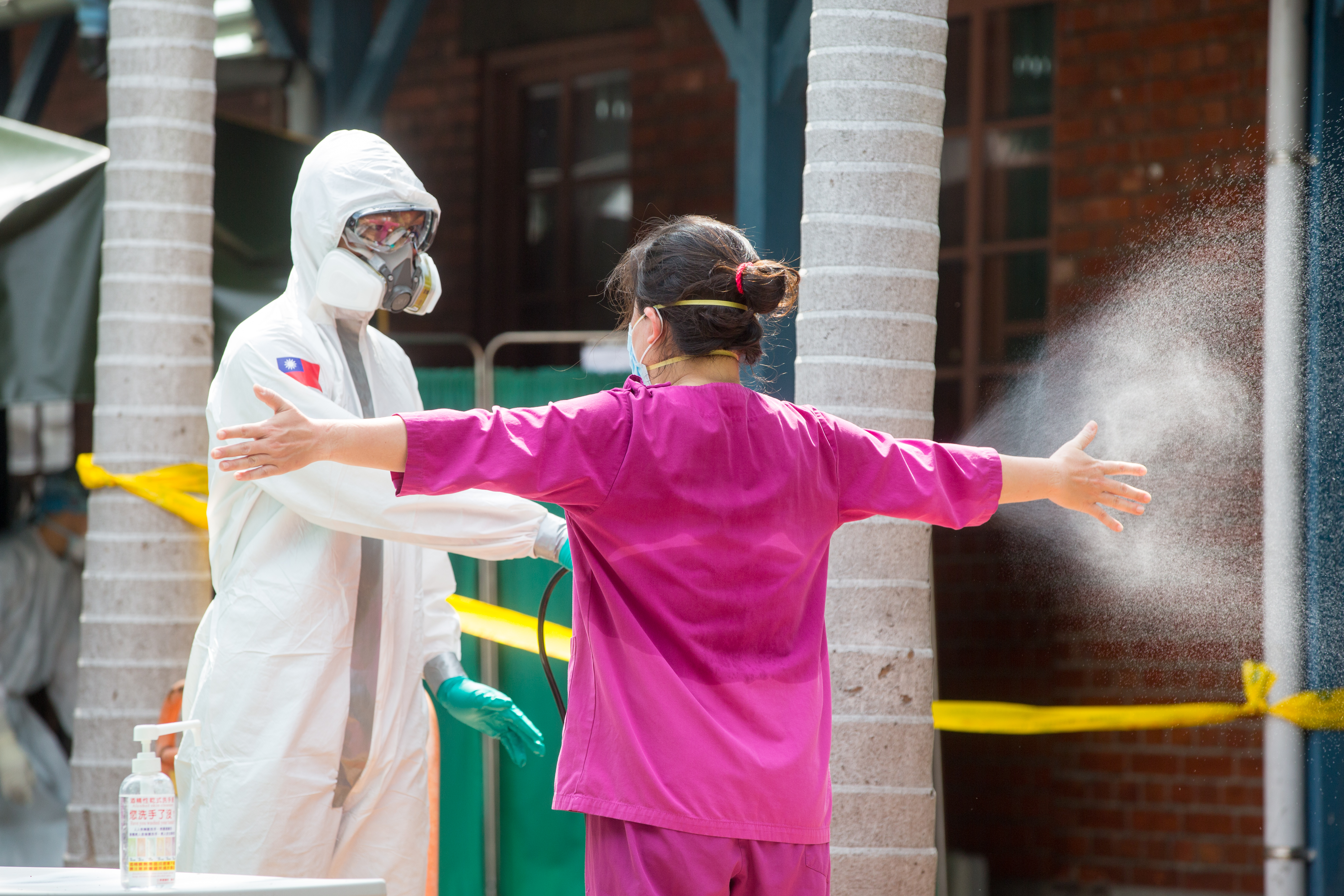 本土疫情未緩，醫護人員站在第一線抗疫，卻有確診者砍傷醫護人員。示意圖，非當事人。（本刊資料照）