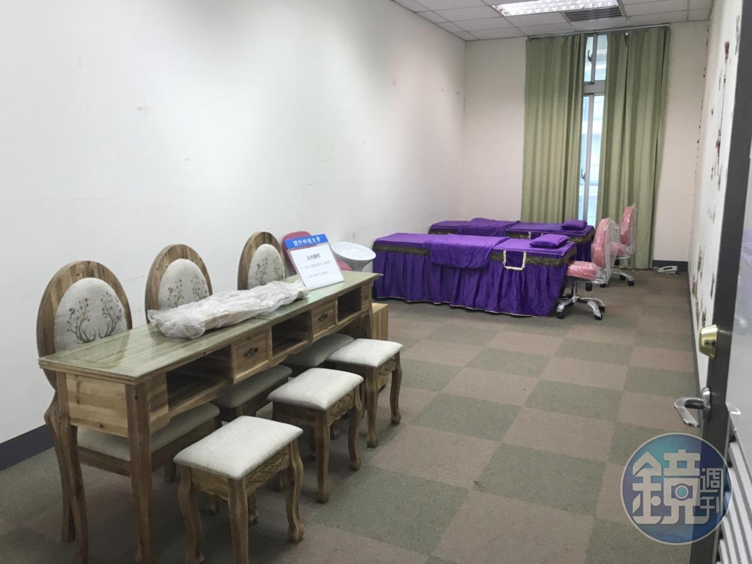 學生爆料，校方為了教育部評鑑，要求時尚組擺上美容床的設施。（讀者提供）