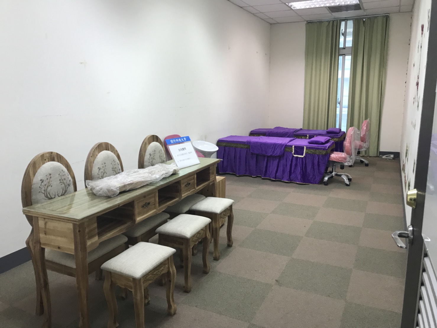 學生爆料，校方為了教育部評鑑，要求時尚組擺上美容床的設施。（讀者提供）