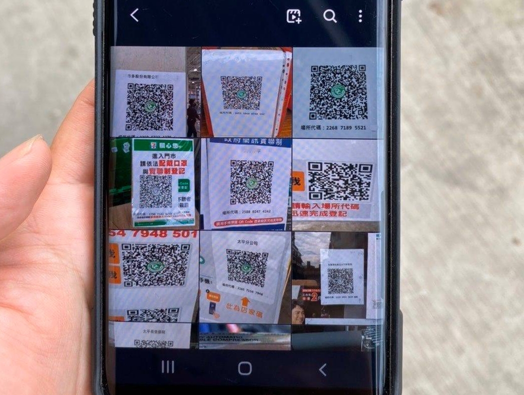 不熟悉智慧型手機的長輩，手機相簿存了多張實聯制QR Code照片。（翻攝自爆廢公社公開版）