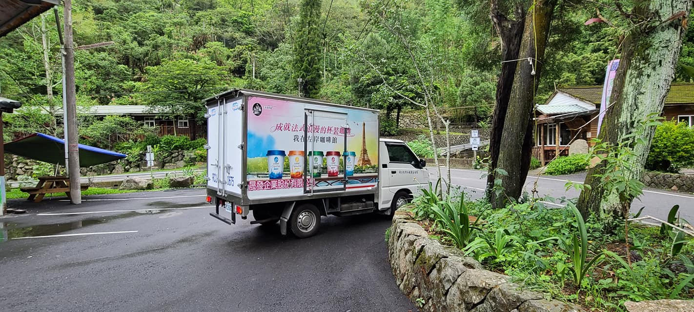 有網友分享自己住在山區，每週二都會有統一車車開來販售物資。（翻攝自臉書社團「爆廢公社」）