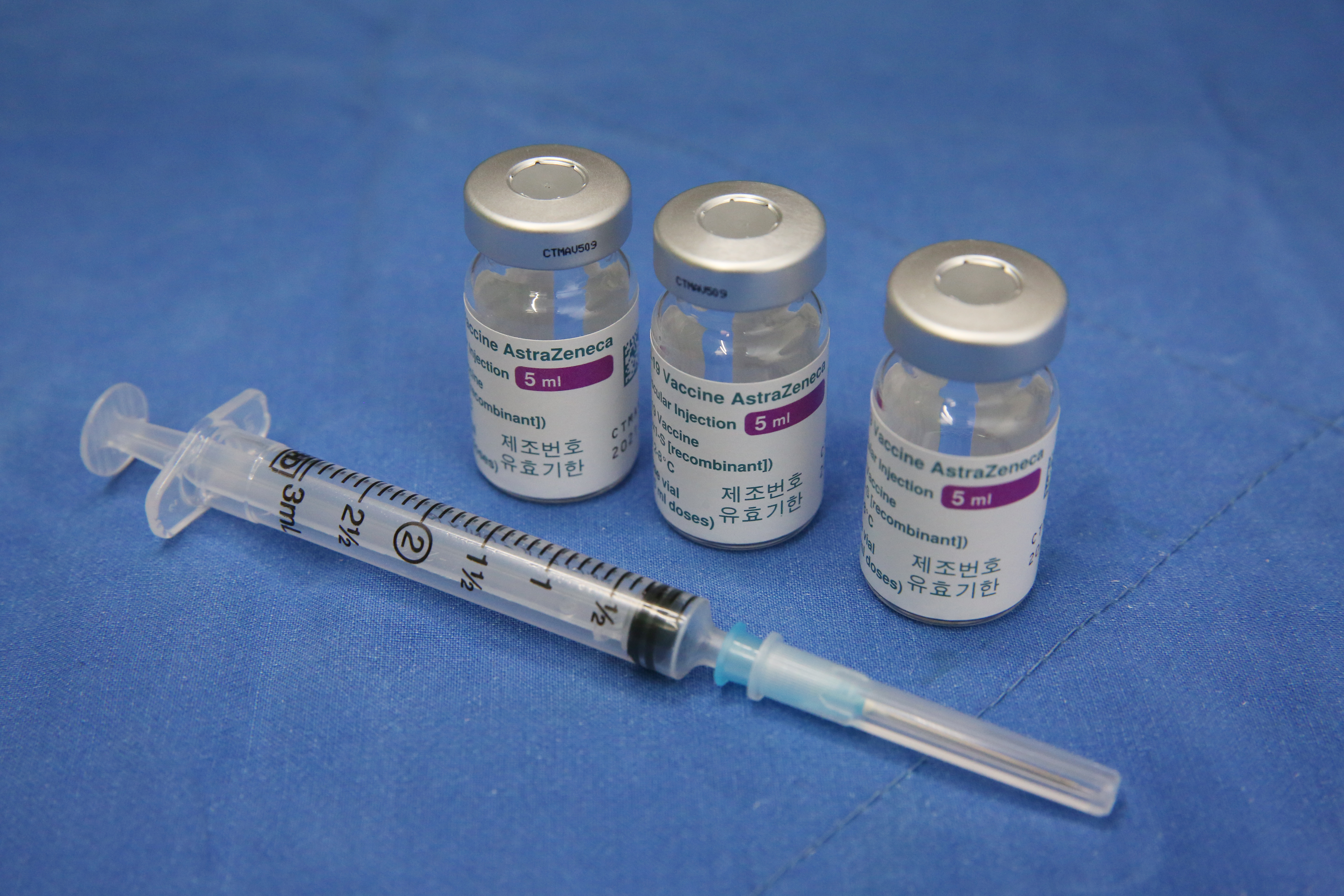 國內出現首例施打AZ疫苗後，出現血栓不良事件的個案。（資料照）