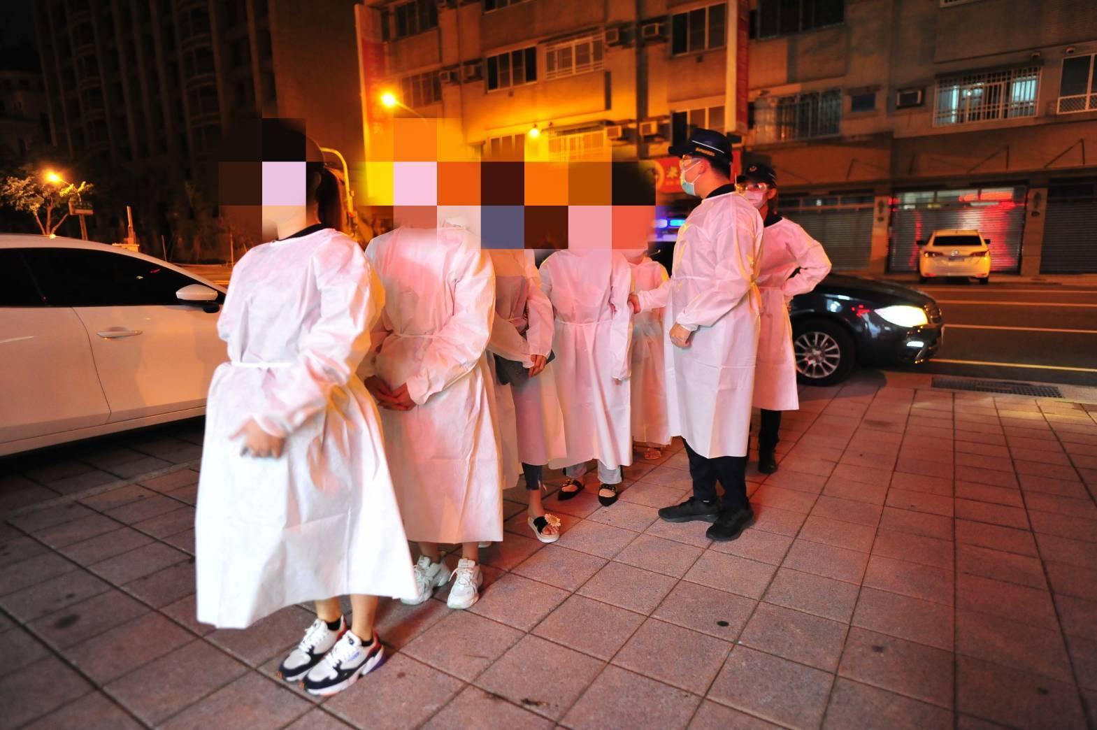 台南警查獲10名越南女子自北部縣市到台南賣春，要求她們穿上防護衣進行快篩。（翻攝畫面）