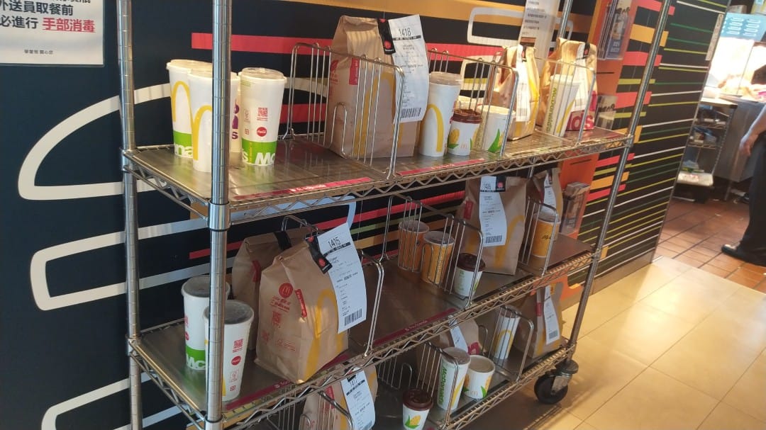 不少網友都在麥當勞看到外送餐點堆滿架的狀況。（翻攝自「外送員的奇聞怪事」臉書）