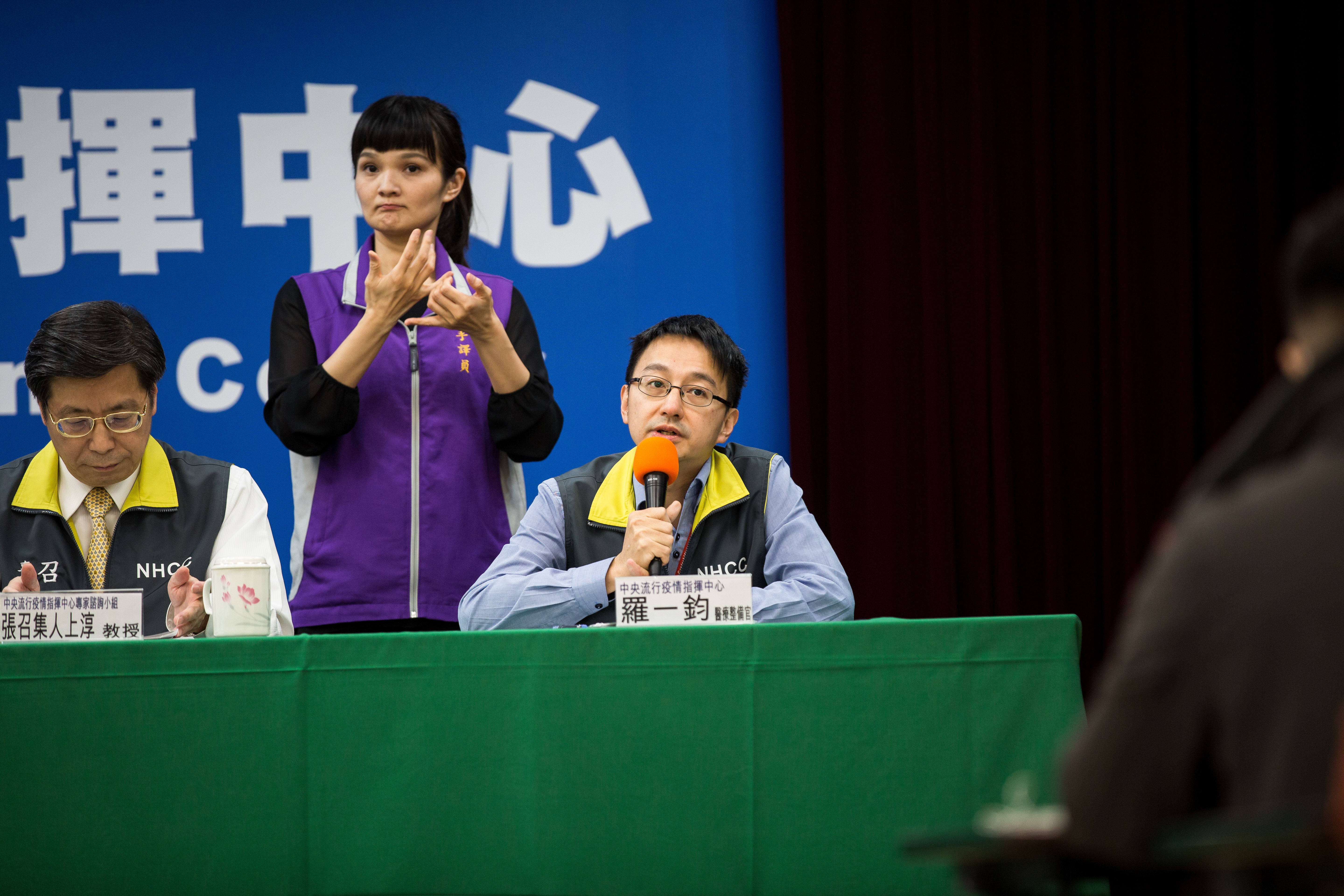 指揮中心醫療應變組副組長羅一鈞證實,已掌握30件長照機構確診情形。(本刊資料照)