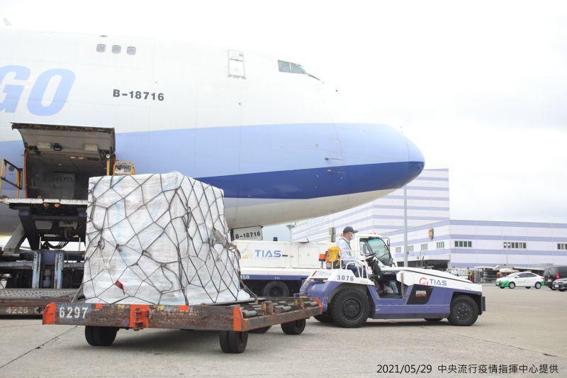 台灣進口疫苗目前僅有87萬劑，引發各界輿論爭議。（指揮中心提供）