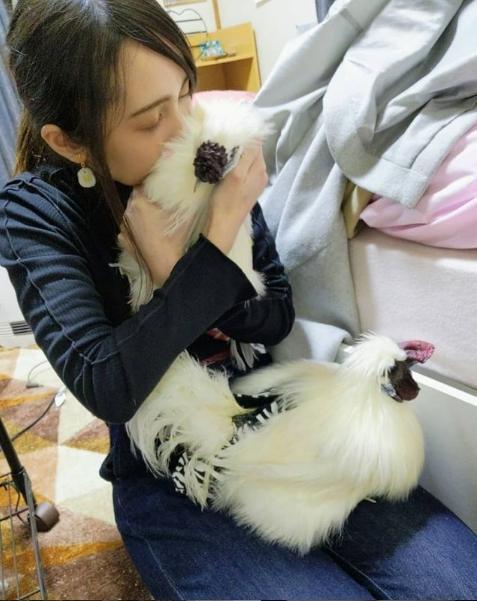 別人吸貓，繪未花則是「吸雞」療癒自己。（翻攝自田口繪未花IG）