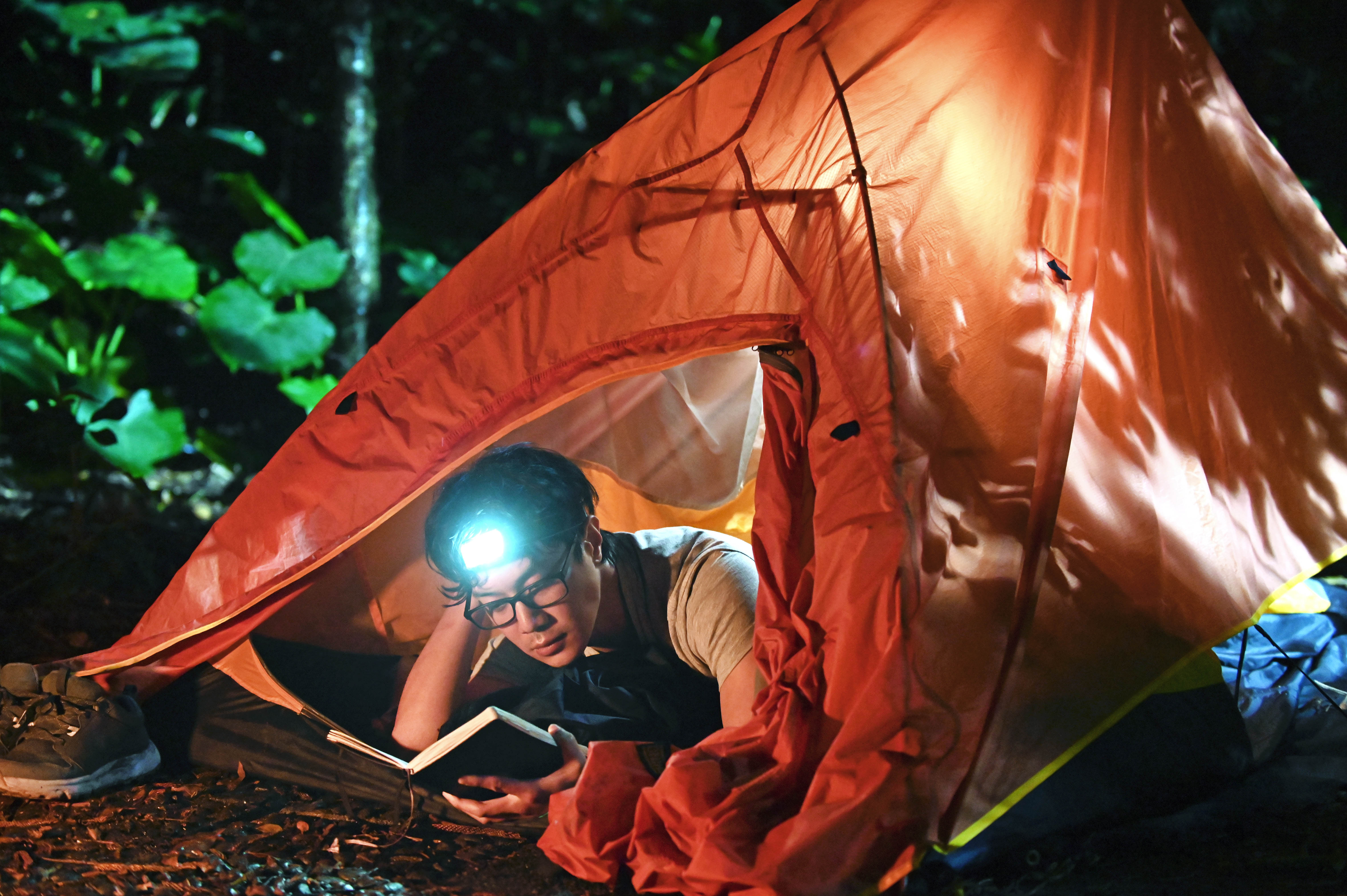 薛仕凌在帳篷裡，詮釋思念過世女友的劇情。（環球唱片提供）