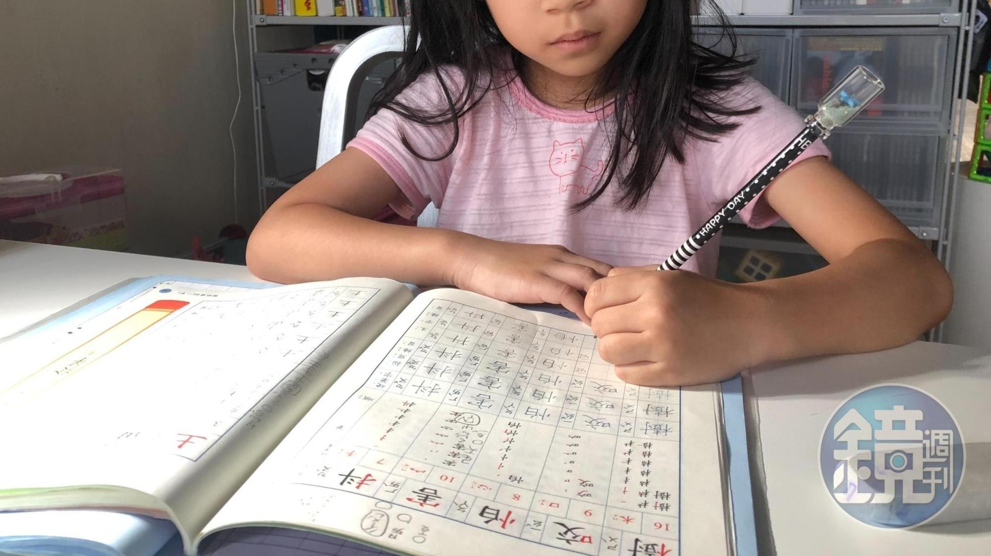 6月15日孩童家庭防疫補貼請領，家長們可選擇線上或實體ATM辦理。（示意圖，本刊資料照）