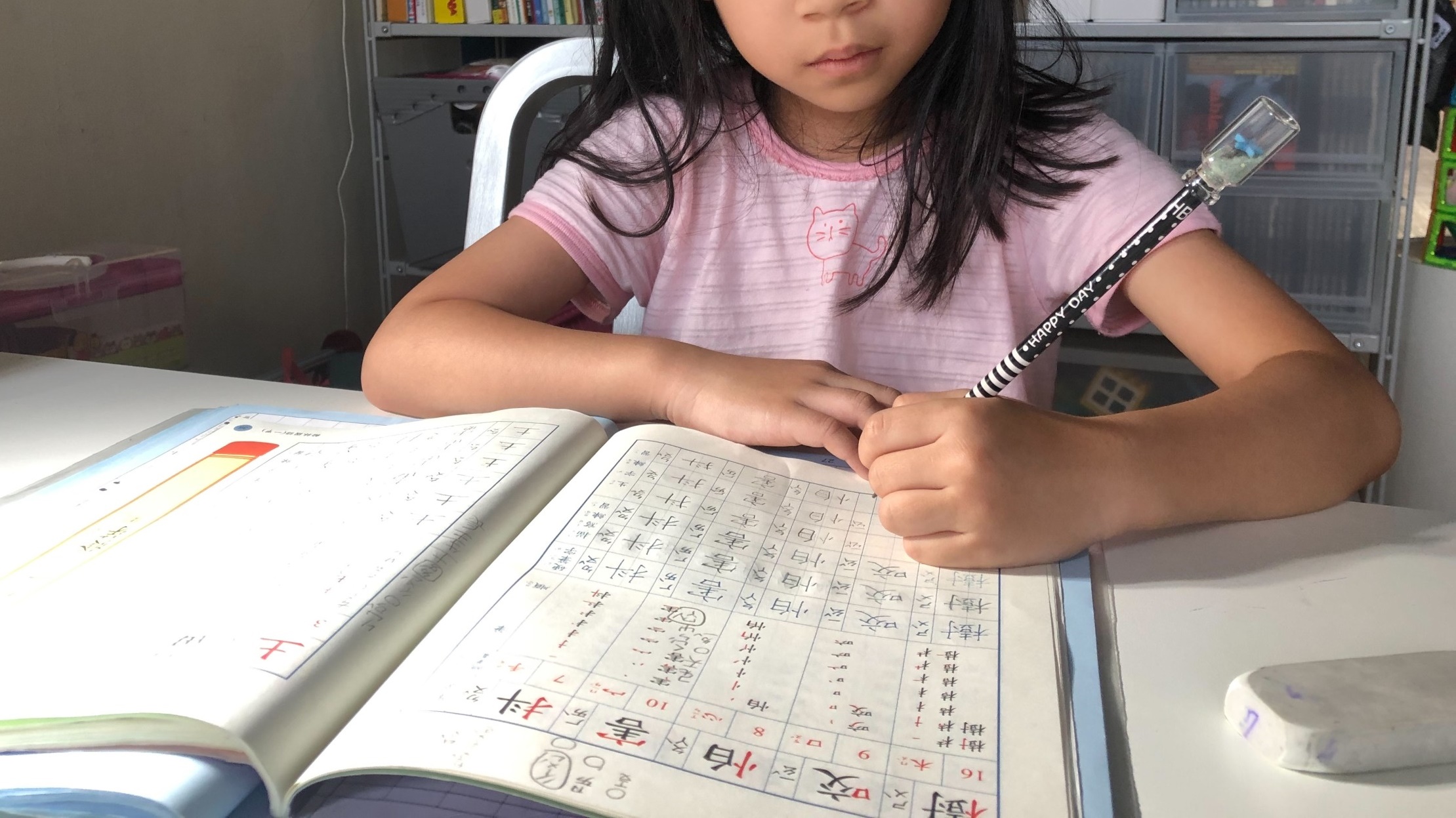 6月15日孩童家庭防疫補貼請領，家長們可選擇線上或實體ATM辦理。（示意圖，本刊資料照）