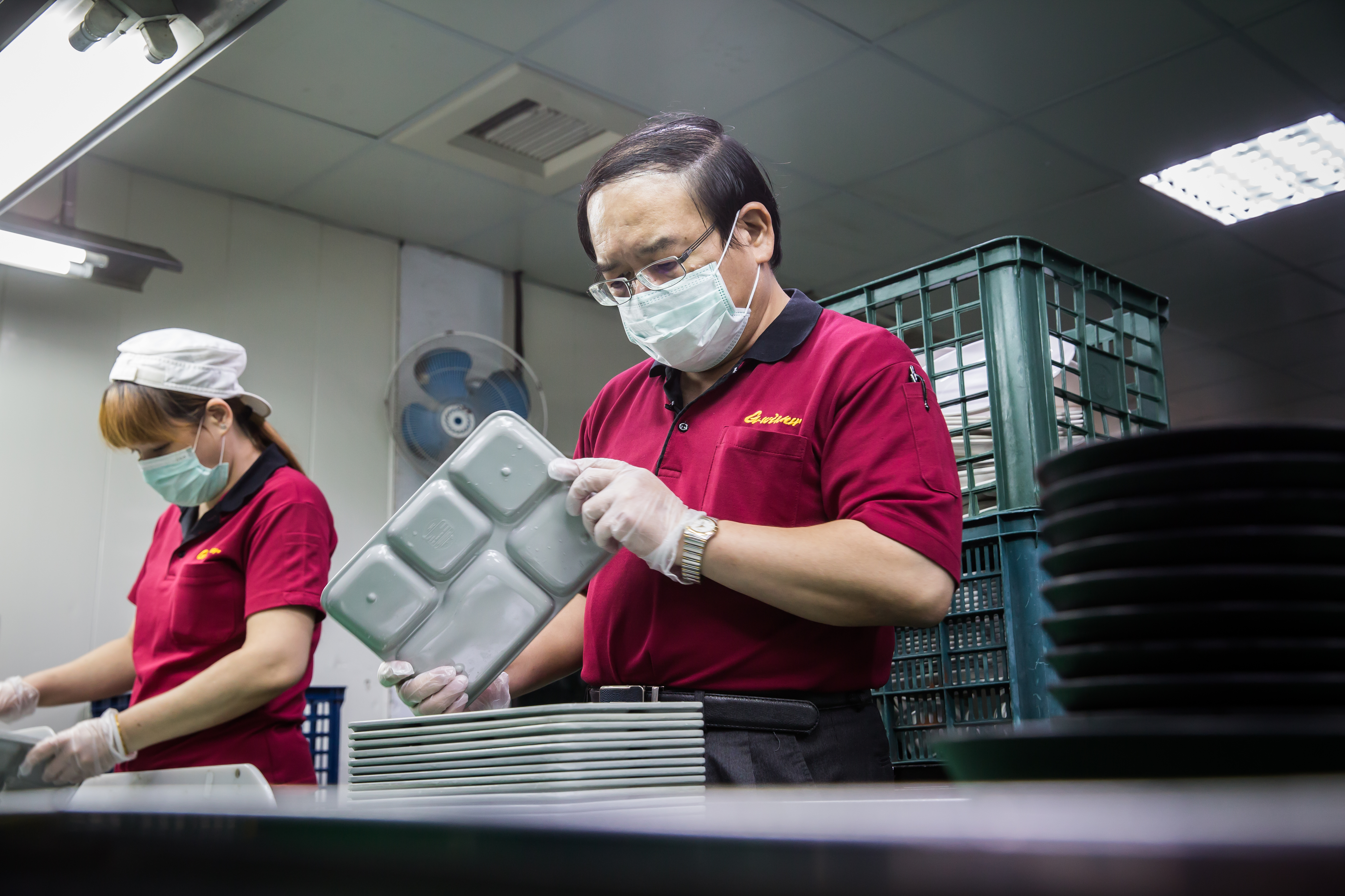 國內商用洗碗機龍頭吉維那，過去可以日洗60萬件碗，如今因疫情面臨幾乎無碗可洗的困境，固定營收僅剩19%。董事長廖品源（右）承受極大壓力。