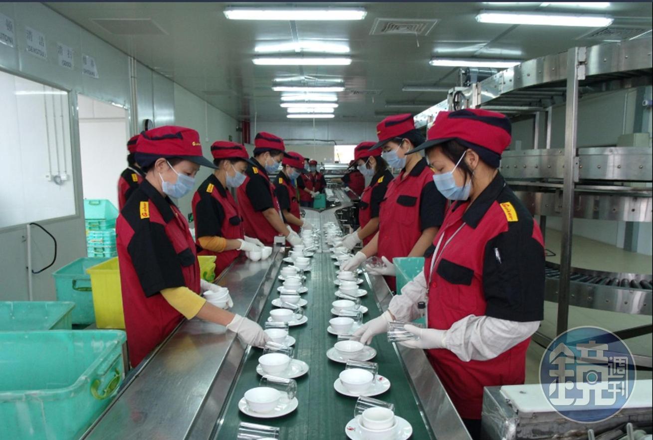 吉維那的清洗服務，屬勞力密集的行業，雖有洗碗機洗碗，仍需人力分類、檢測，人力成本佔七成。在收入衰退80%的狀況下，廖品源直言，人員薪資負擔沉重。（吉維那提供）