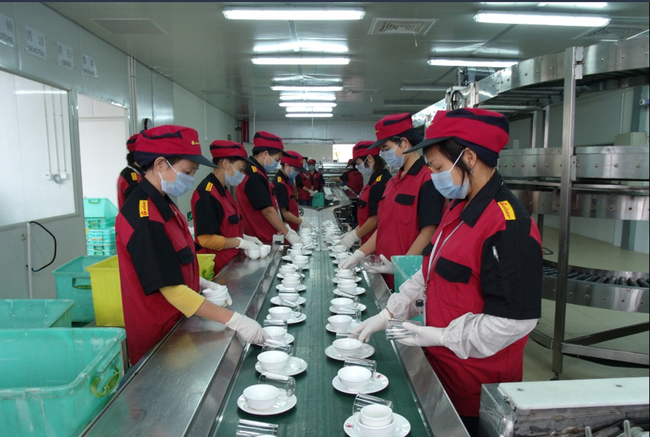 吉維那的清洗服務，屬勞力密集的行業，雖有洗碗機洗碗，仍需人力分類、檢測，人力成本佔七成。在收入衰退80%的狀況下，廖品源直言，人員薪資負擔沉重。（吉維那提供）