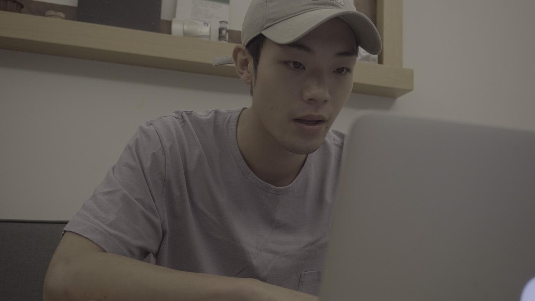 因為疫情關係牧森首次以線上上課，他感到很有趣，更覺得自己常自言自語。（周子娛樂提供）