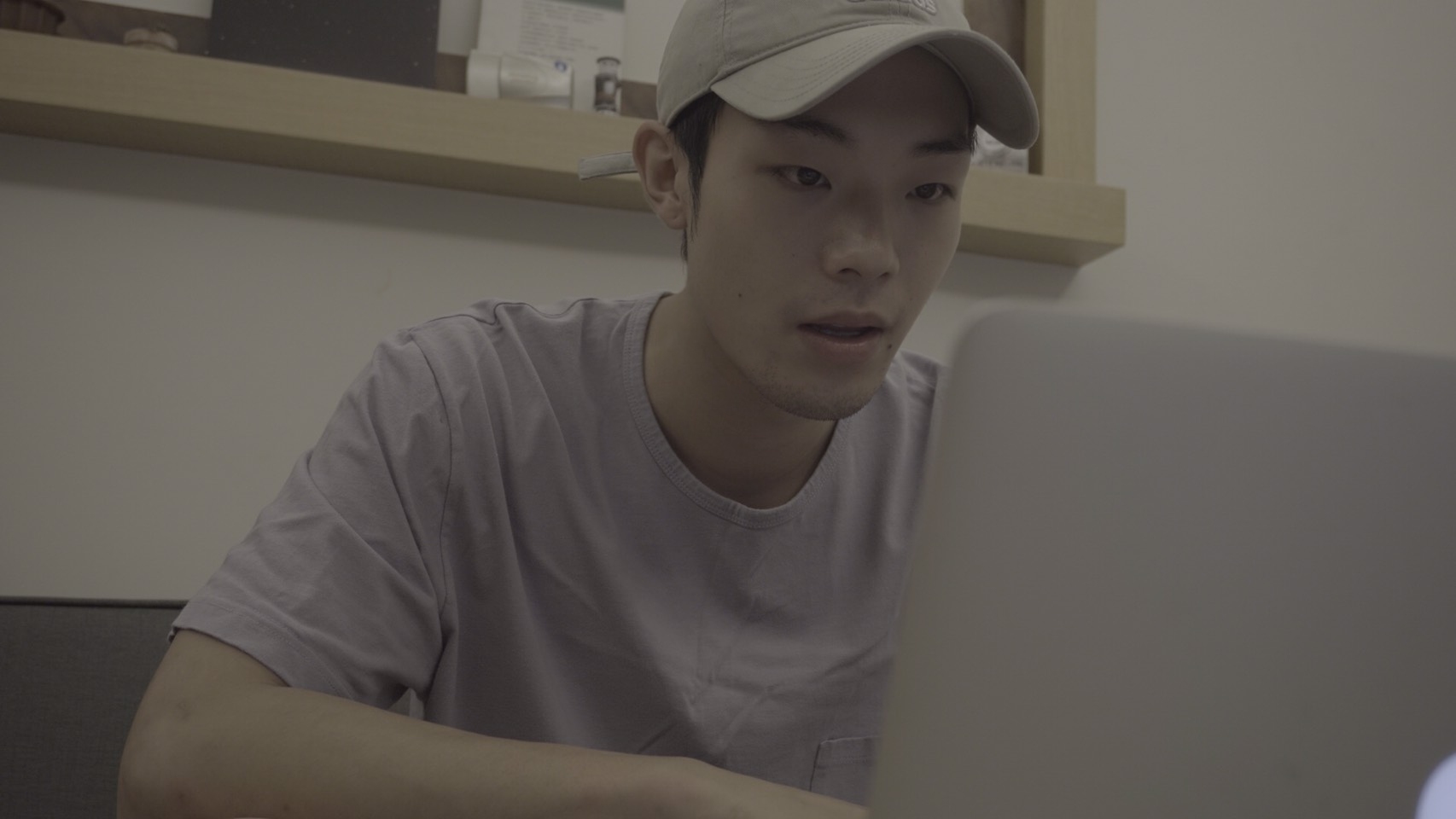 因為疫情關係牧森首次以線上上課，他感到很有趣，更覺得自己常自言自語。（周子娛樂提供）