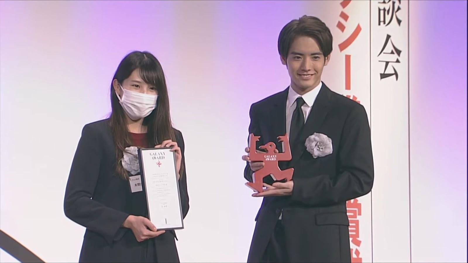 《如果30歲還是處男,似乎就能成為魔法師》榮獲銀河獎「MY BEST TV」獎項殊榮,今製作人本間奏美(左)與主角赤楚衛二一起出席典禮領獎。(翻攝自直播畫面)
